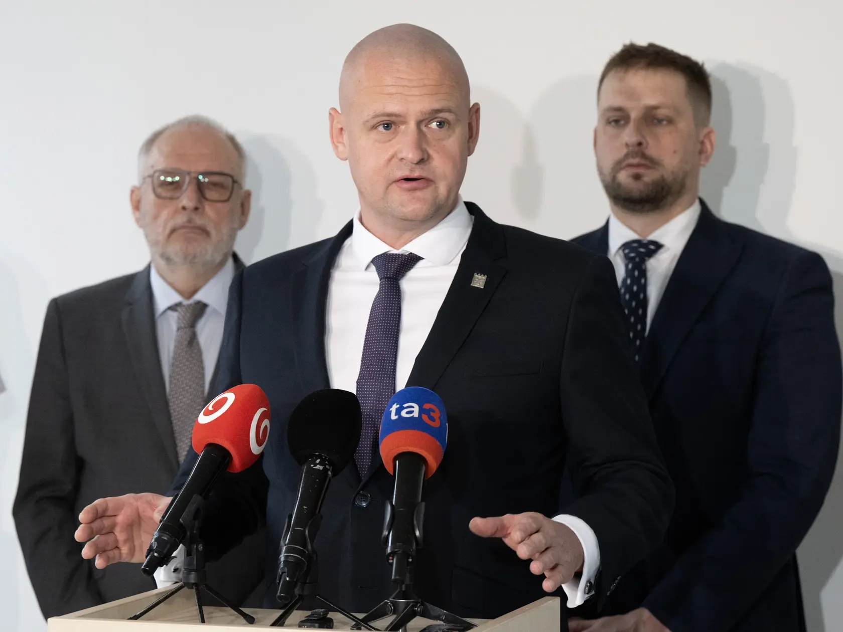 Na snímke v popredí riaditeľ Univerzitnej nemocnice Bratislava Alexander Mayer, vľavo dekan Lekárskej fakulty Univerzity Komenského a prednosta V. internej kliniky LF UK a UNB Nemocnice Ružinov Juraj Payer a vpravo minister zdravotníctva SR Kamil Šaško.