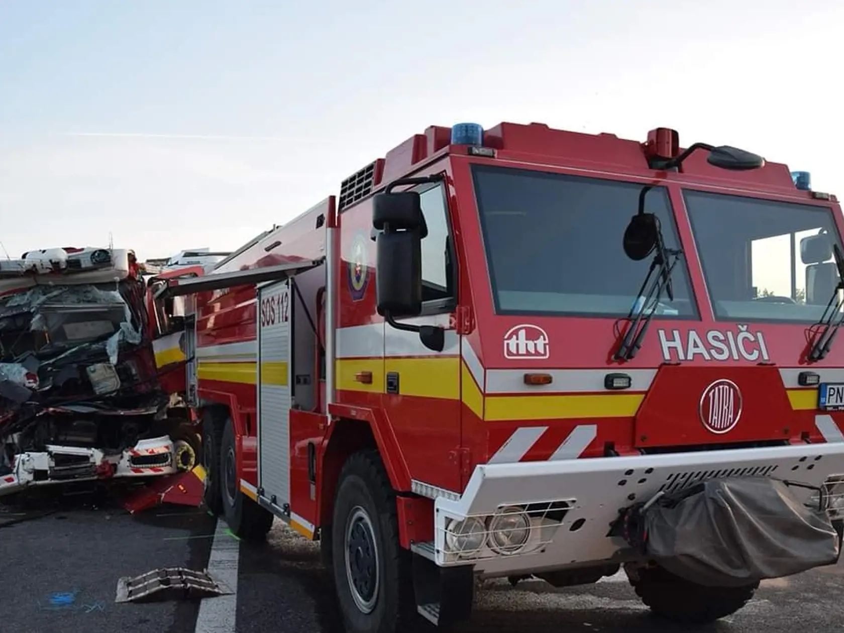 Kamión bral autá stojace pri krajnici rad radom.