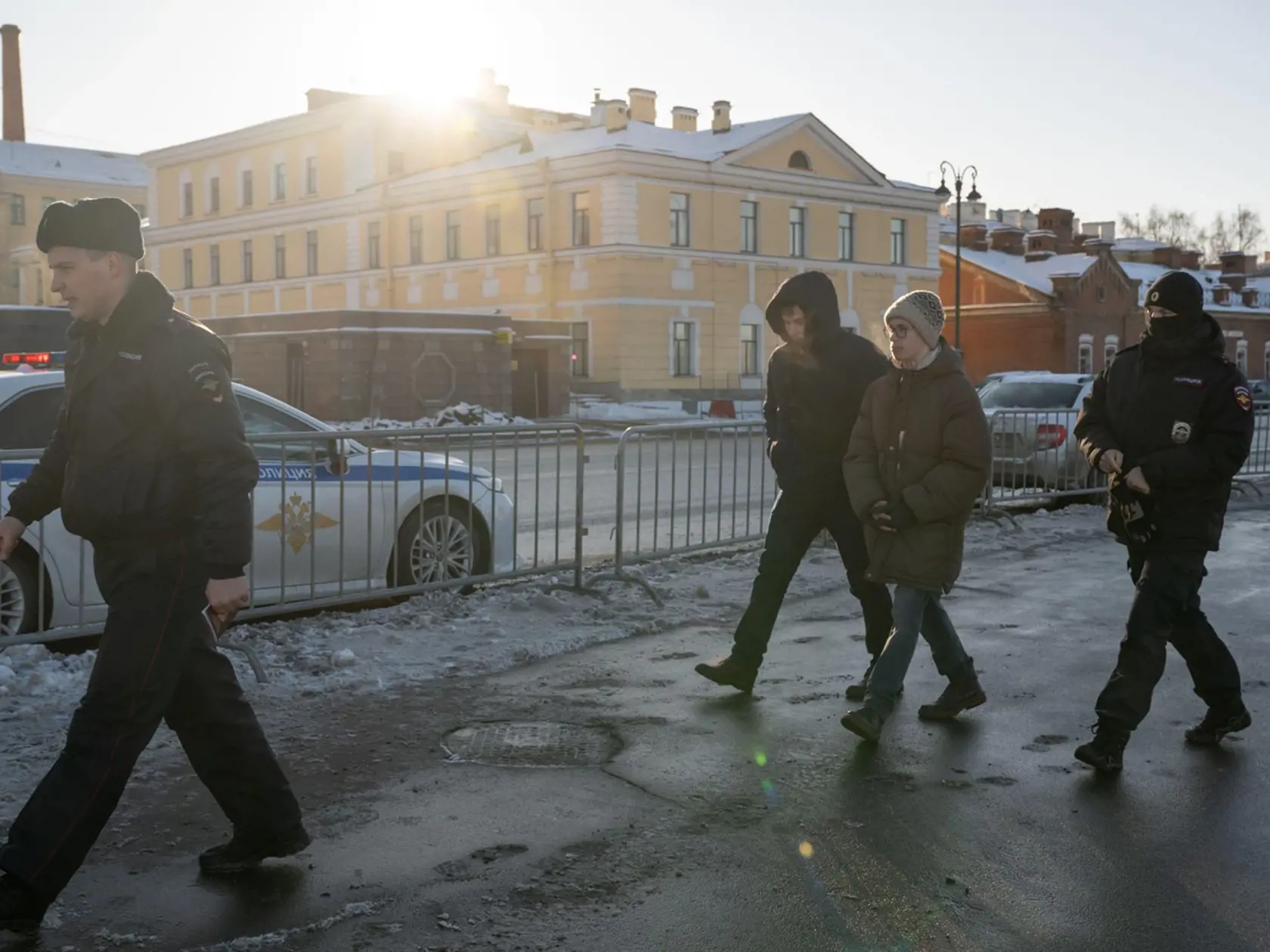 Rusi si uctili prvé výročie smrti Alexeja Navaľného. Sledovala ich pritom polícia, niektorí skončili v putách.