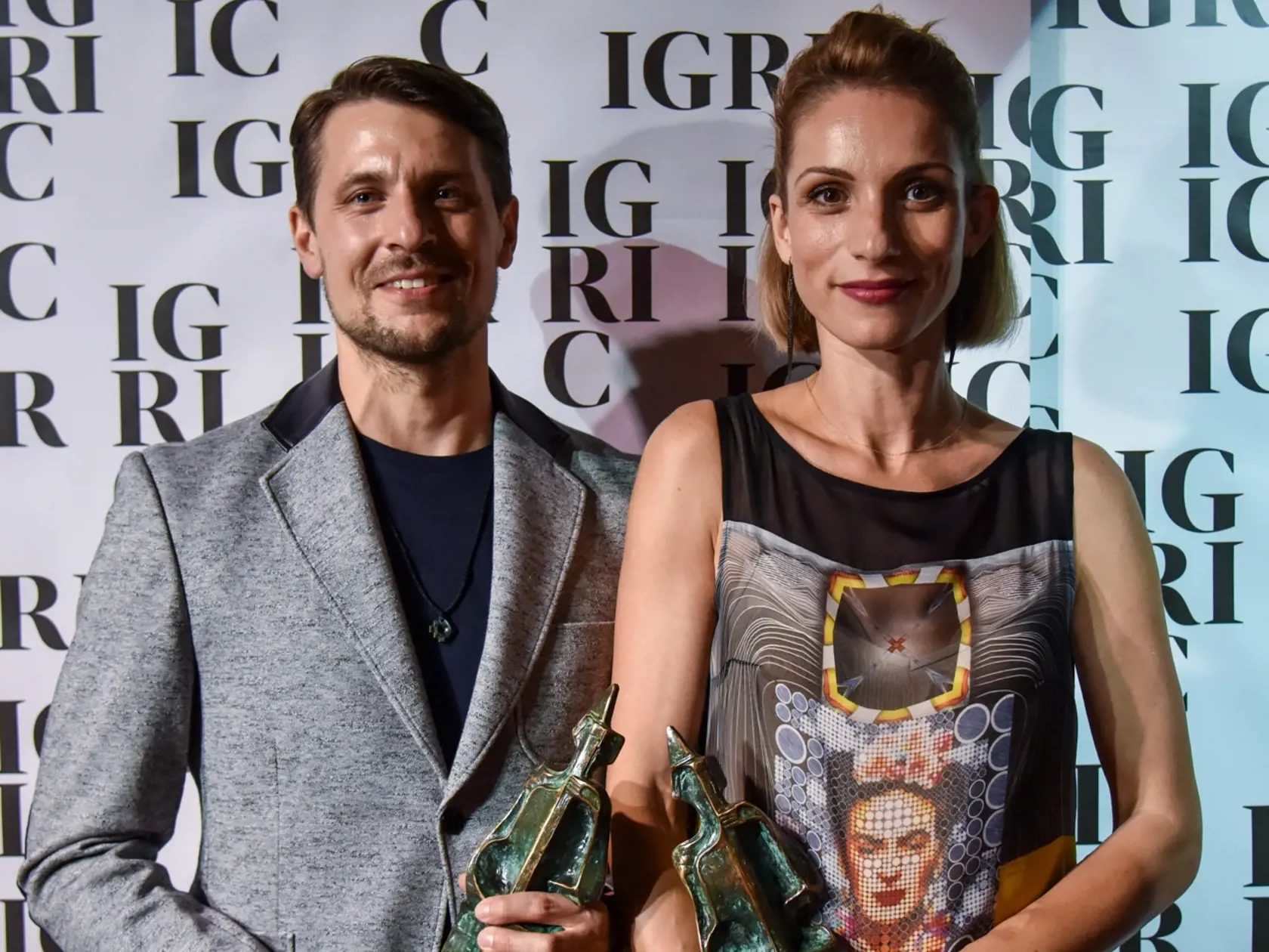 Na snímke zľava herec Juraj Loj a herečka Zuzana Kanócz, ktorí získali cenu Igric za mužský a ženský herecký výkon vo filmovom alebo televíznom diele počas odovzdávania cien najprestížnejšej a najstaršej slovenskej filmovej a audiovizuálnej ceny Igric 2021, ktorú udeľuje Slovenský filmový zväz, Únia slovenských televíznych tvorcov a Literárny fond, 26. septembra 2021 v Bratislave. FOTO TASR - Pavol Zachar