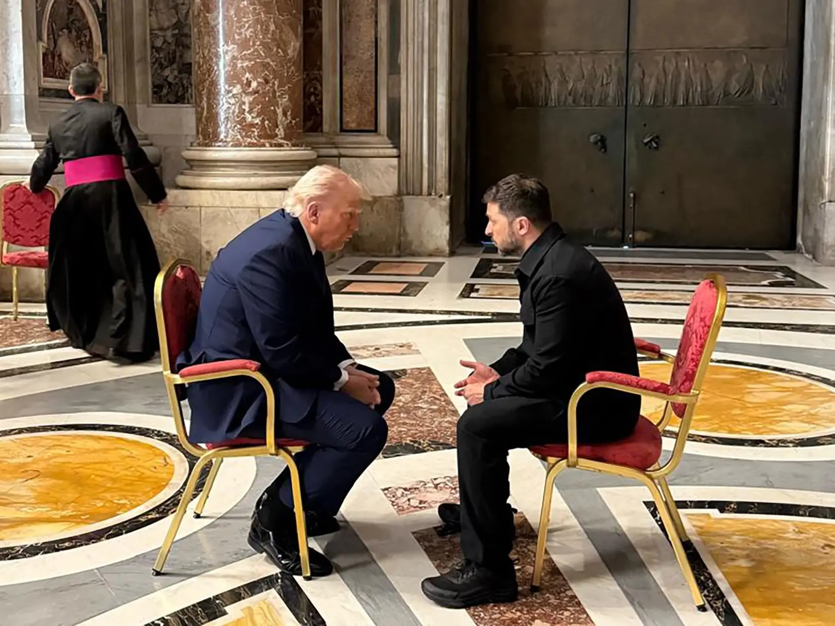 Trump a Zelenskyj sa stretli počas pohrebu pápež Františka.