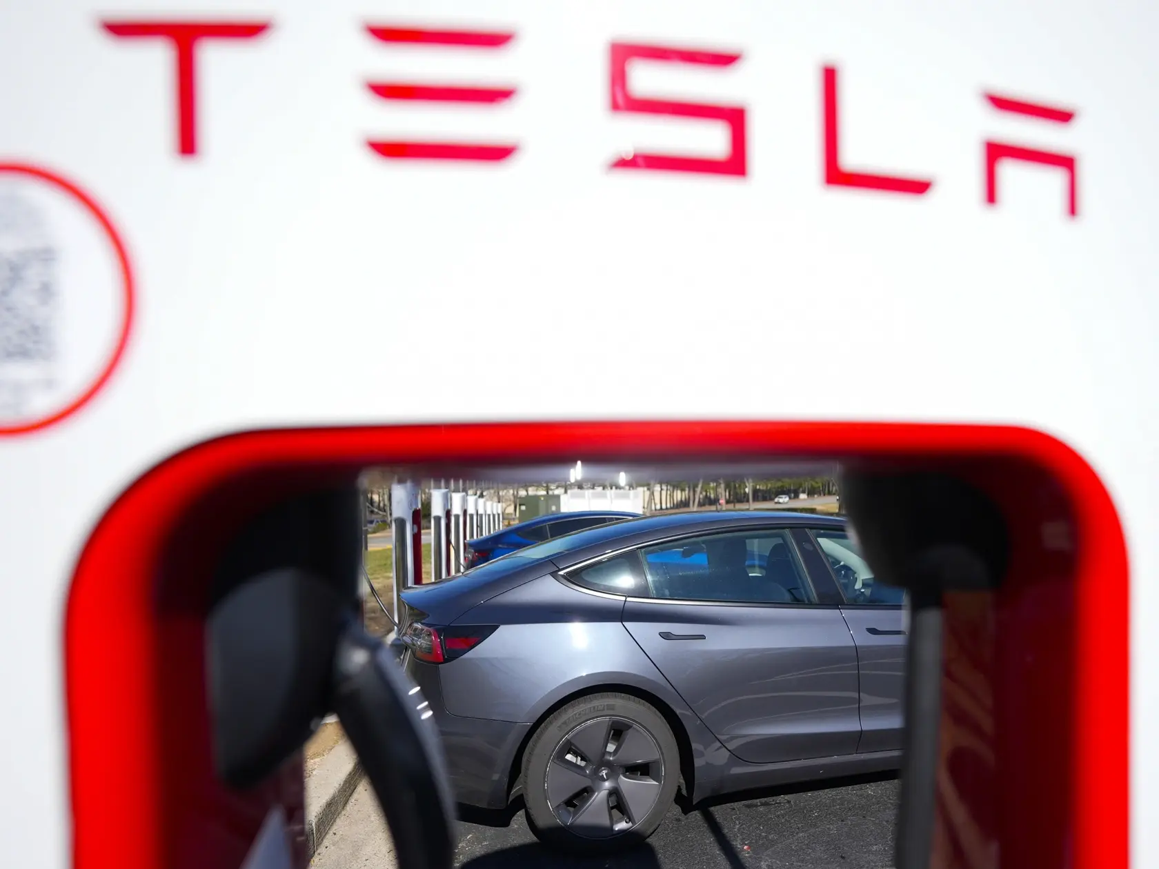Na archívnej snímke z 2. februára 2024 nabíjacia stanica pre elektromobily Tesla v americkom Kennesawe. Predaj vozidiel amerického výrobcu elektromobilov Tesla vyrobených v Číne klesol na začiatku roka 2025 medziročne o takmer 12 %. V prípade porovnania s predchádzajúcim mesiacom boli údaje ešte horšie, keď predaj klesol o takmer tretinu.