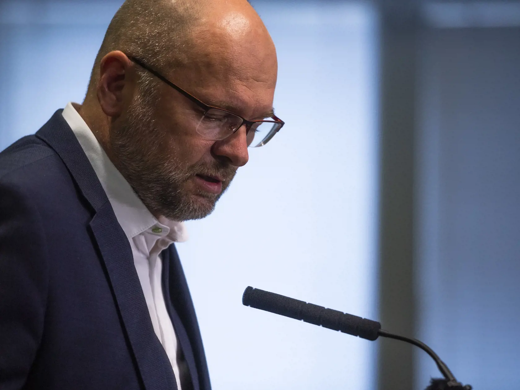 Richard Sulík ešte minulý týždeň ubezpečil dodávateľov, že elektrinu pre zraniteľných odberateľov na budúci rok nemusia na trhu nakupovať.