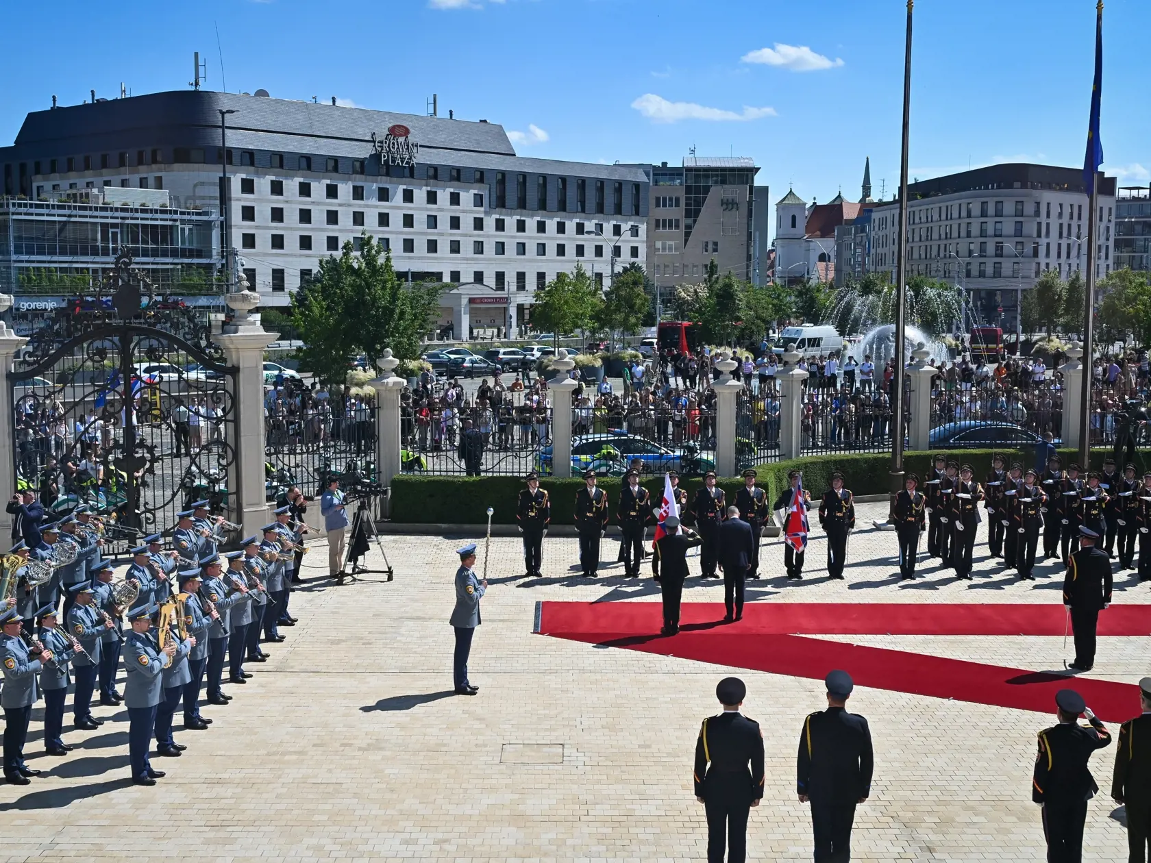 Na snímke uprostred prezident SR Peter Pellegrini počas prehliadky Čestnej stráže prezidenta SR po prevzatí Prezidentského paláca od predchodkyne Zuzany Čaputovej v Bratislave 15. júna 2025. FOTO TASR - Pavol Zachar