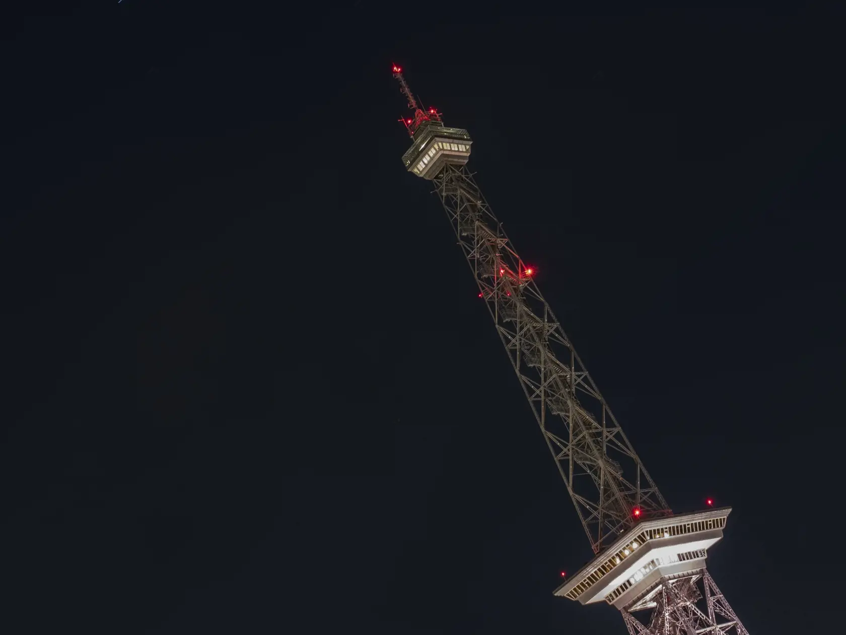 Na snímke Rádiová veža, ktorá už nie je osvetlená v nemeckej metropole vo štvrtok 28. júla 2022. Je to reakcia na hroziaci nedostatok plynu v dôsledku vojny na Ukrajine. FOTO TASR/DPA
