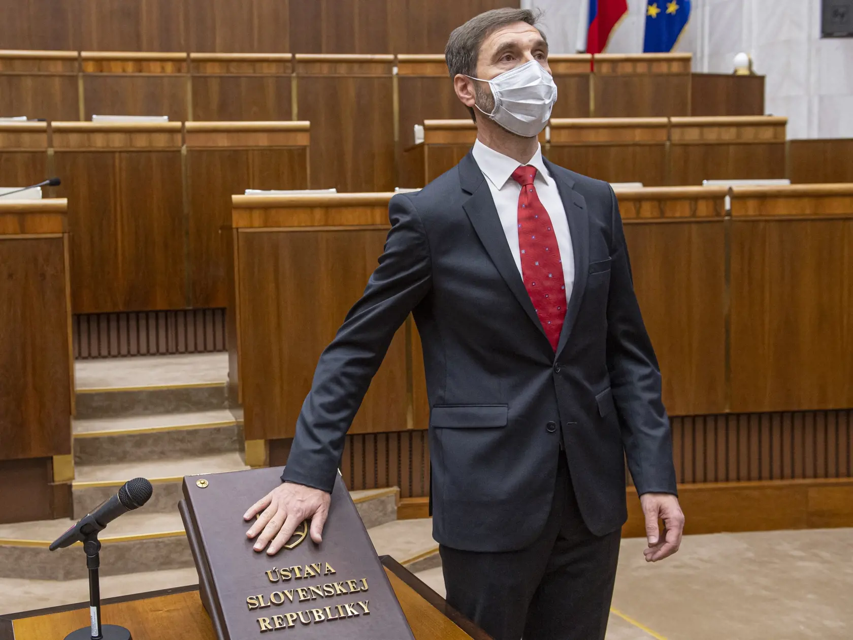 Na snímke Juraj Blanár (SMER-SD) s ochranným rúškom skladá poslanecký sľub počas ustanovujúcej schôdze Národnej rady Slovenskej republiky.