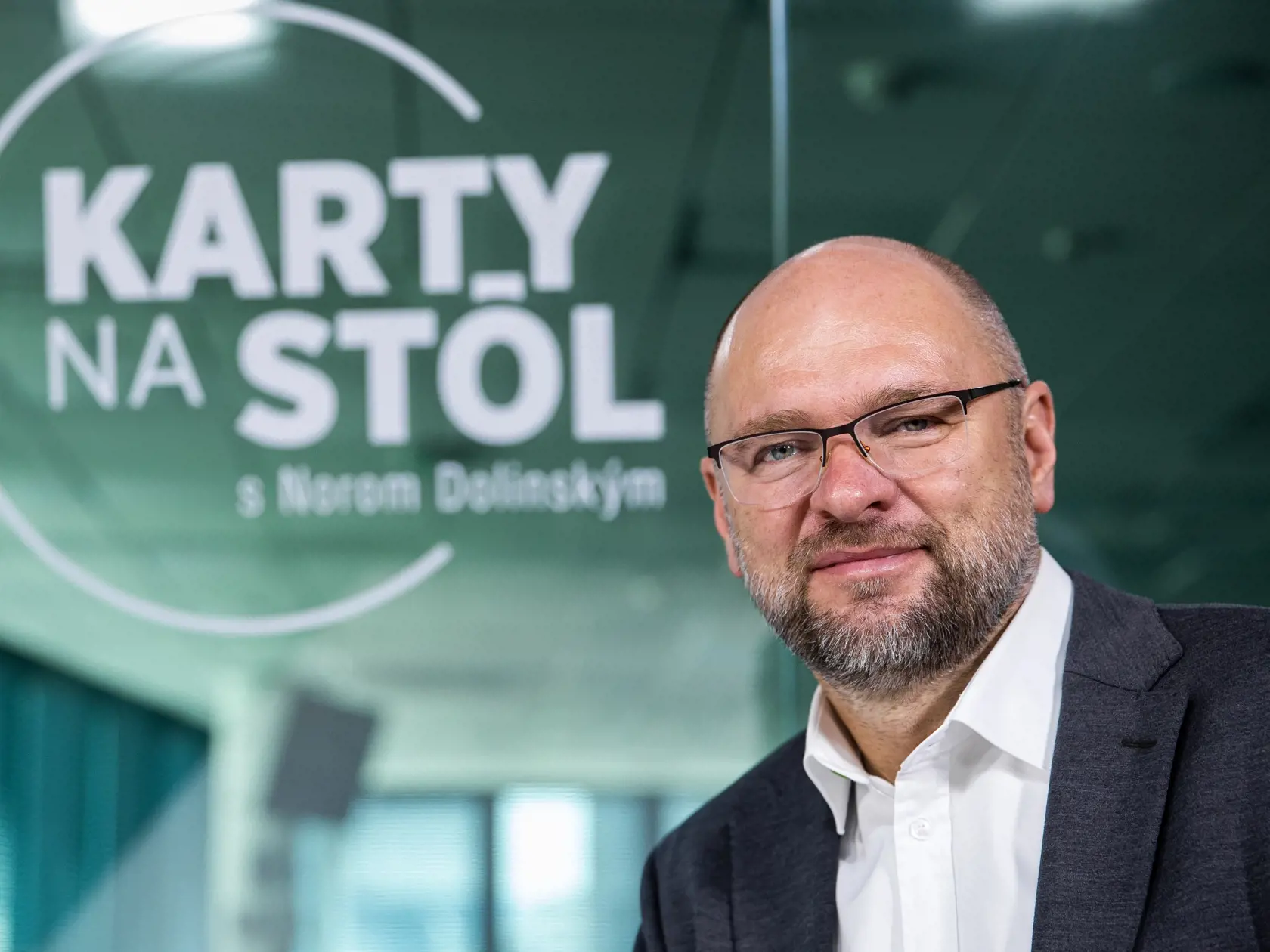 Ministerstvo zároveň podľa stanoviska pracuje aj na druhej časti riešenia, ktorá zabezpečí zachovanie ceny elektriny pre domácnosti na úrovni z roku 2022 aj pre roky 2023 a 2024.