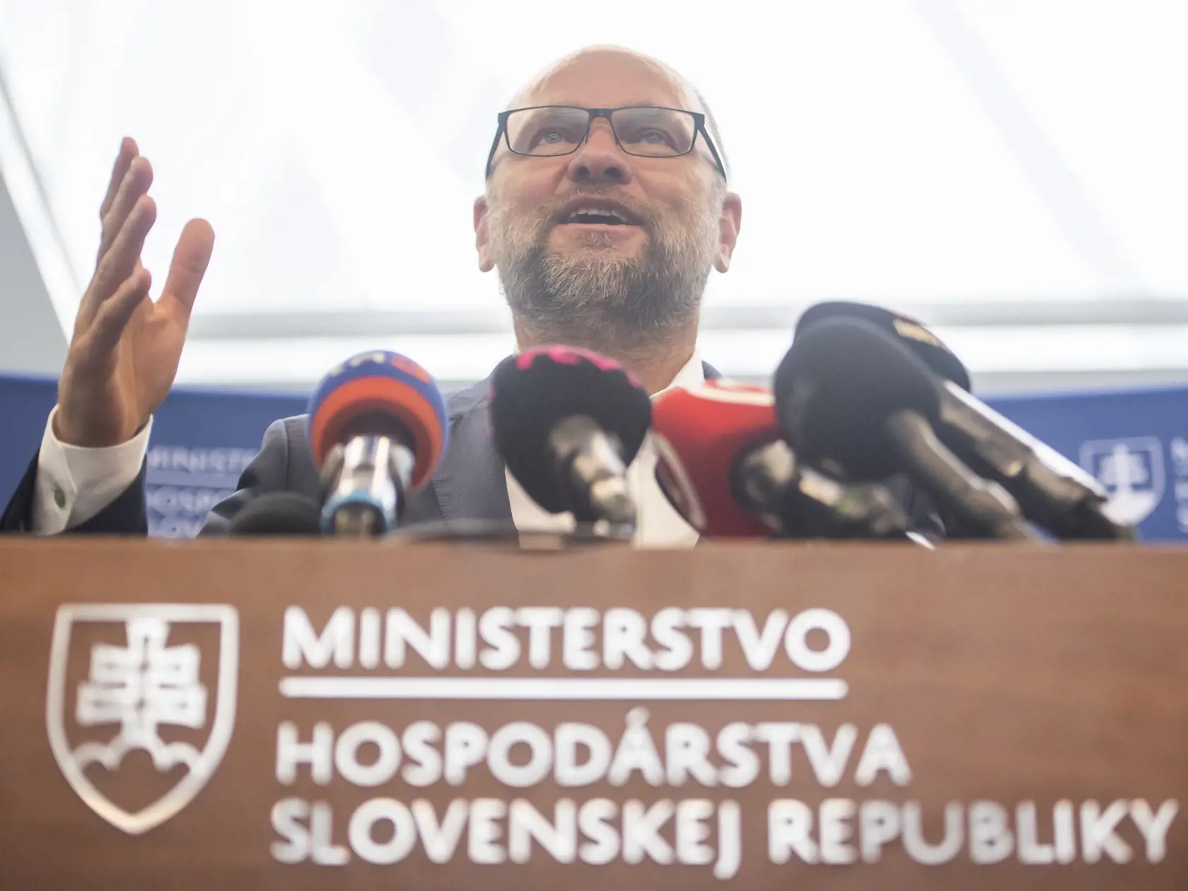 Richard Sulík ešte minulý týždeň ubezpečil dodávateľov, že elektrinu pre zraniteľných odberateľov na budúci rok nemusia na trhu nakupovať.