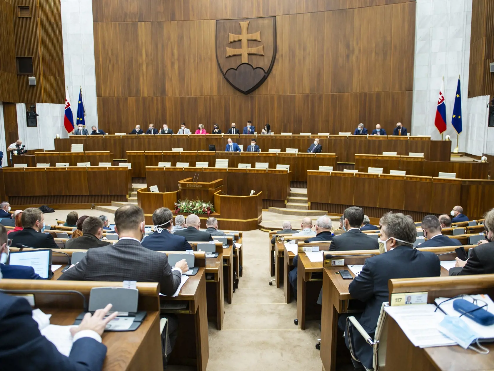 Na snímke sú poslankyne a poslanci v rokovacej sále.
