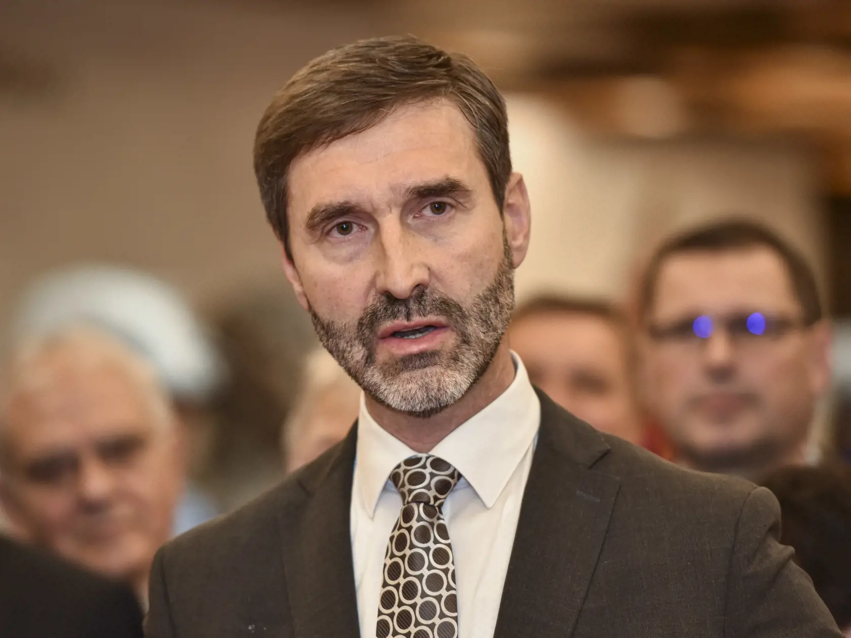 Na snímke je poslanec NR SR Juraj Blanár (Smer-SD) na mimoriadnej tlačovej konferencii.