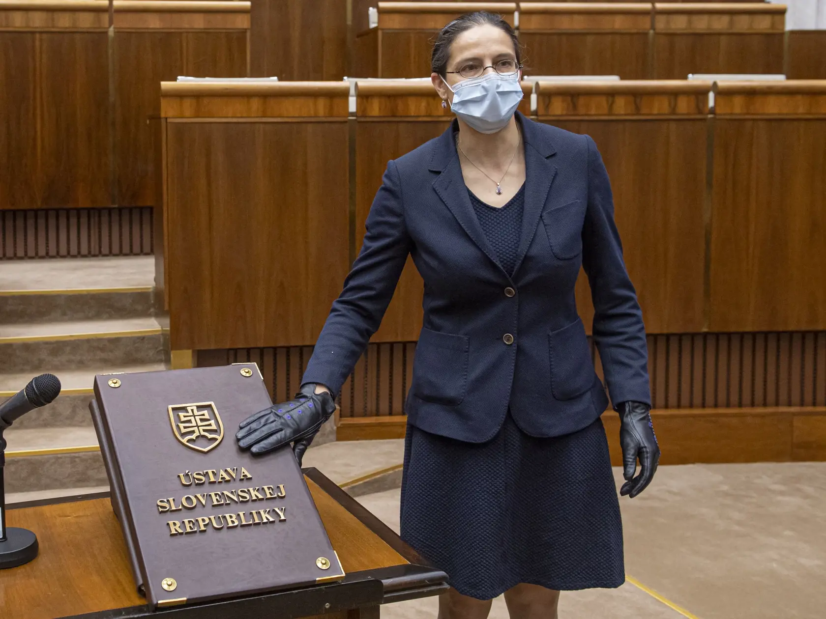 Na snímke Mária Kolíková (Za ľudí) s ochranným rúškom a rukavicami skladá poslanecký sľub počas ustanovujúcej schôdze Národnej rady Slovenskej republiky.
