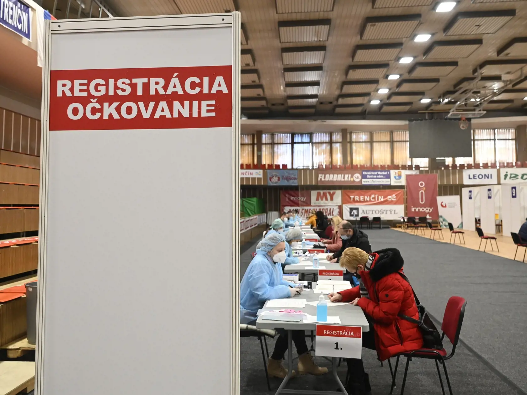 Zdravotníci z Fakultnej nemocnice Trenčín začali s očkovaním pedagogických zamestnancov proti ochoreniu COVID-19 v Trenčíne v nedeľu 14. februára 2021. Vakcínu by malo dostať viac ako 900 učiteľov. Na snímke registrácia pred očkovaním. FOTO TASR - Radovan Stoklasa