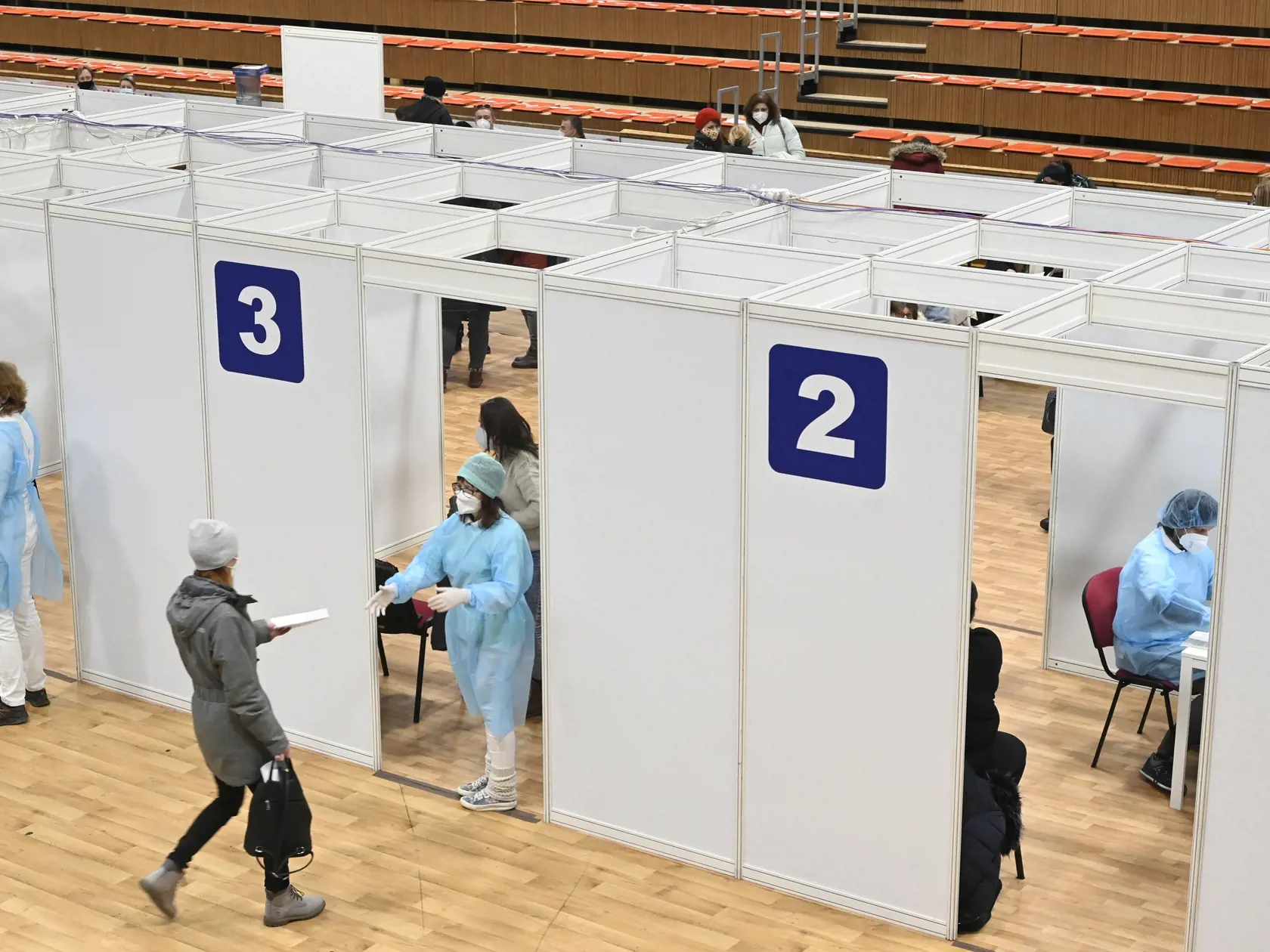 Zdravotníci z Fakultnej nemocnice Trenčín začali s očkovaním pedagogických zamestnancov proti ochoreniu COVID-19 v Trenčíne v nedeľu 14. februára 2021. Vakcínu by malo dostať viac ako 900 učiteľov. Na snímke pohľad na očkovacie kabínky v športovej hale, kde bolo zriadené očkovacie centrum. FOTO TASR - Radovan Stoklasa