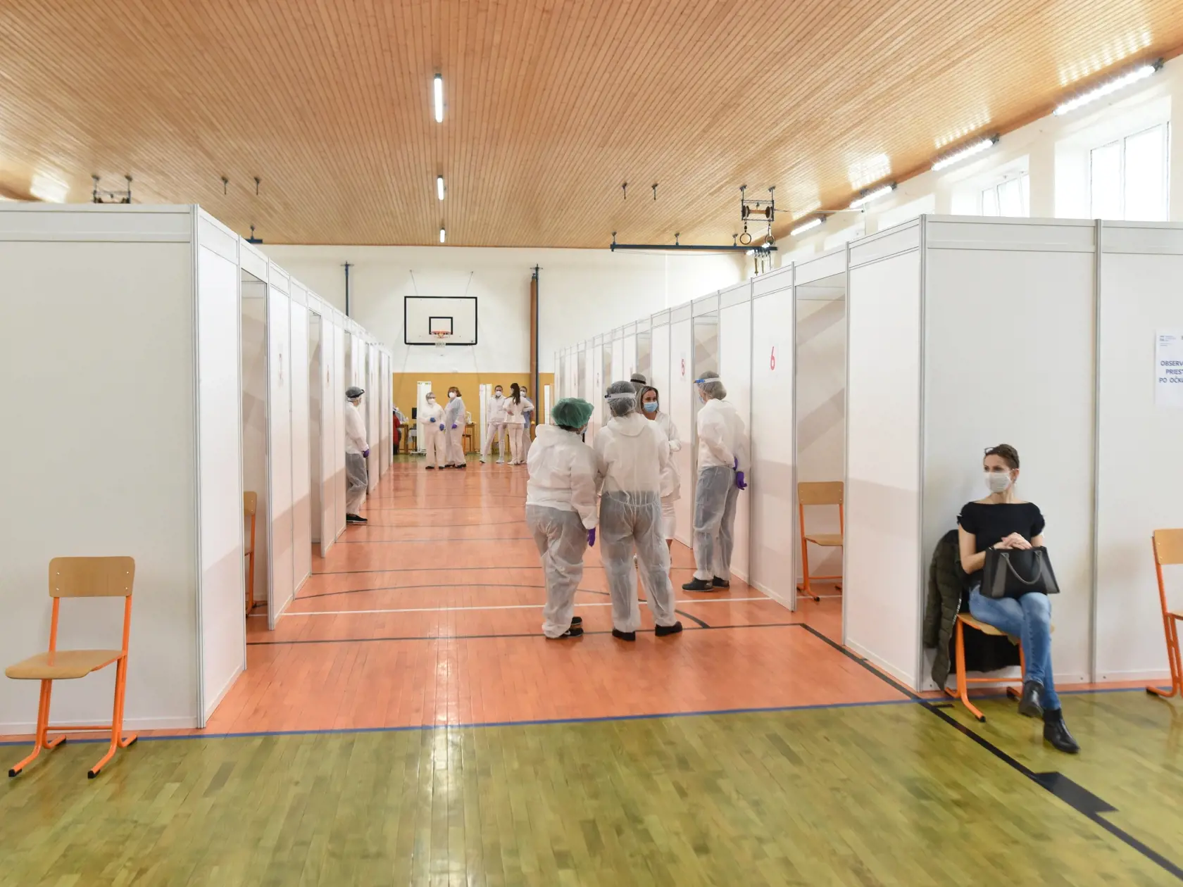 Na snímke zdravotný personál počas očkovania učiteľov vo Veľkokapacitnom očkovacom centre na Strednej zdravotníckej škole v Trnave v sobotu 20. februára 2021. FOTO TASR - Lukáš Grinaj