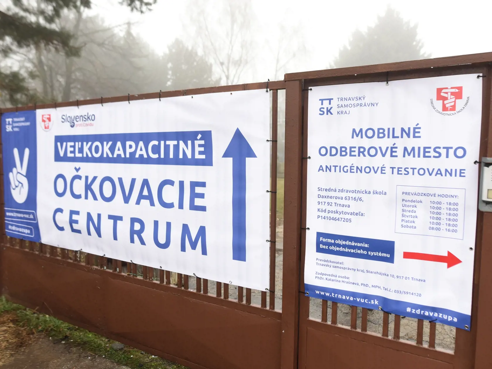 Na snímke banner Veľkokapacitné očkovacie centrum a mobilné odberové miesto pred Strednou zdravotníckou školou počas očkovania učiteľov v Trnave v sobotu 20. februára 2021. FOTO TASR - Lukáš Grinaj