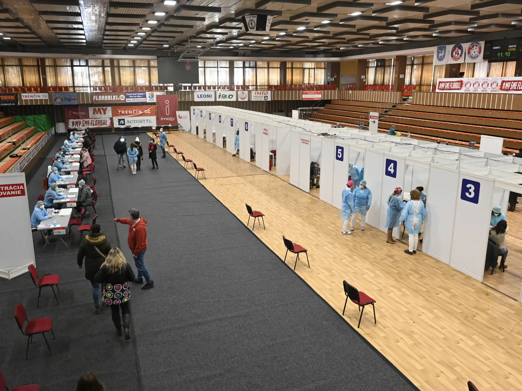 Zdravotníci z Fakultnej nemocnice Trenčín začali s očkovaním pedagogických zamestnancov proti ochoreniu COVID-19 v Trenčíne v nedeľu 14. februára 2021. Vakcínu by malo dostať viac ako 900 učiteľov. Na snímke pohľad na očkovacie kabínky v športovej hale, kde bolo zriadené očkovacie centrum. FOTO TASR - Radovan Stoklasa