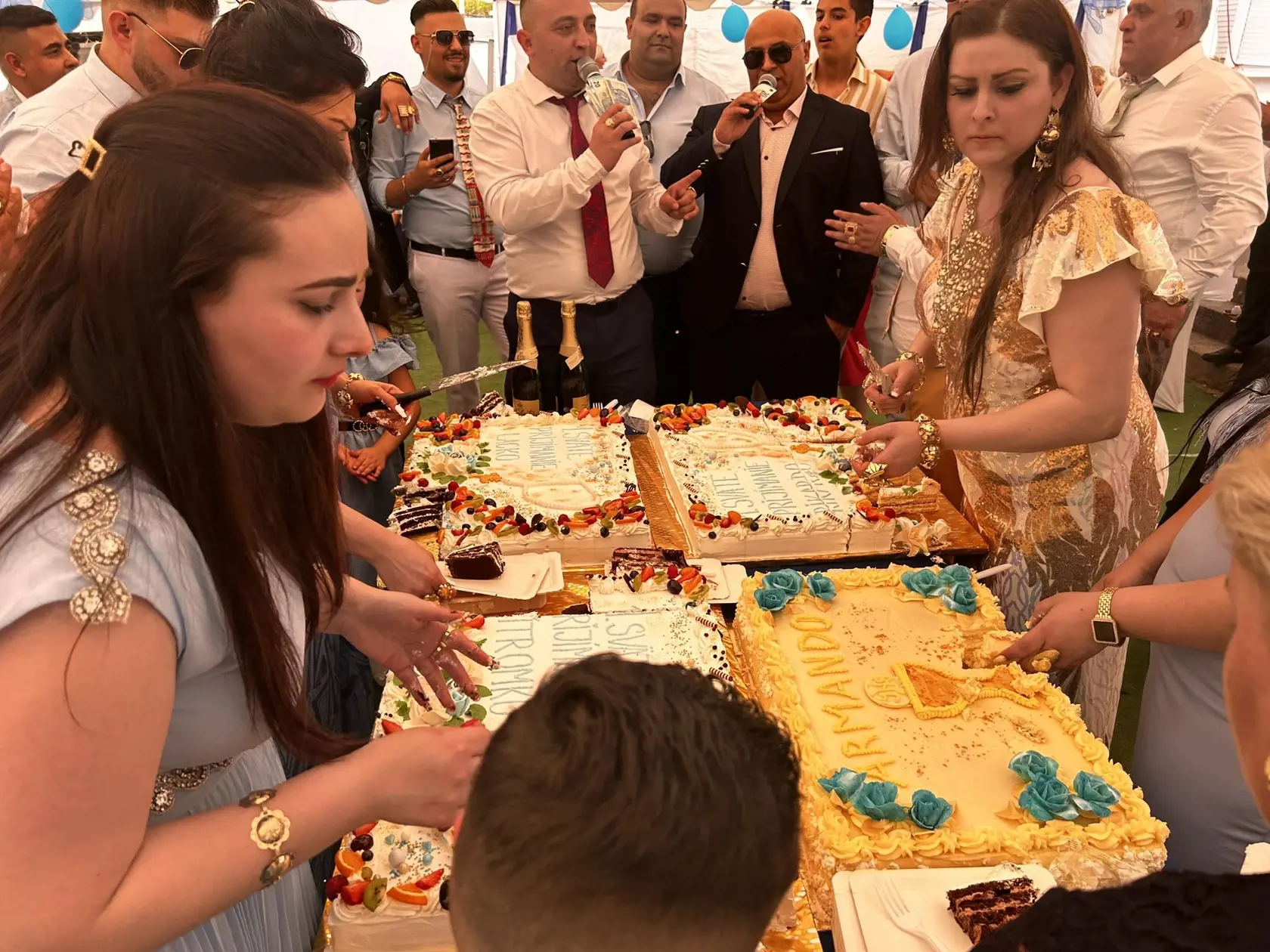 Chýbať na rómskej oslave nemohli samozrejme obrovské torty.