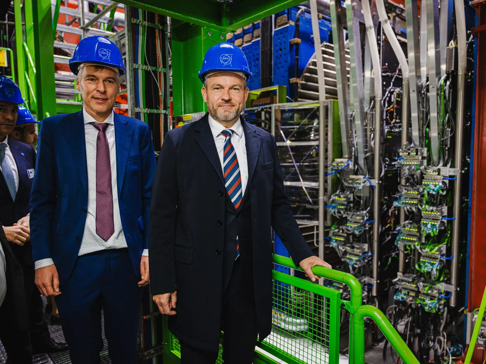Prezident SR Peter Pellegrini  odcestoval na jednodňovú návštevu sídla Európskej organizácie pre jadrový výskum (CERN) v Ženeve pri príležitosti 70. výročia jej založenia. Vpravo prezident SR Peter Pellegrini počas prehliadky priestorov CERN-u v Ženeve 1. októbra 2024.  Vľavo minister školstva Tomáš Drucker (Hlas). 