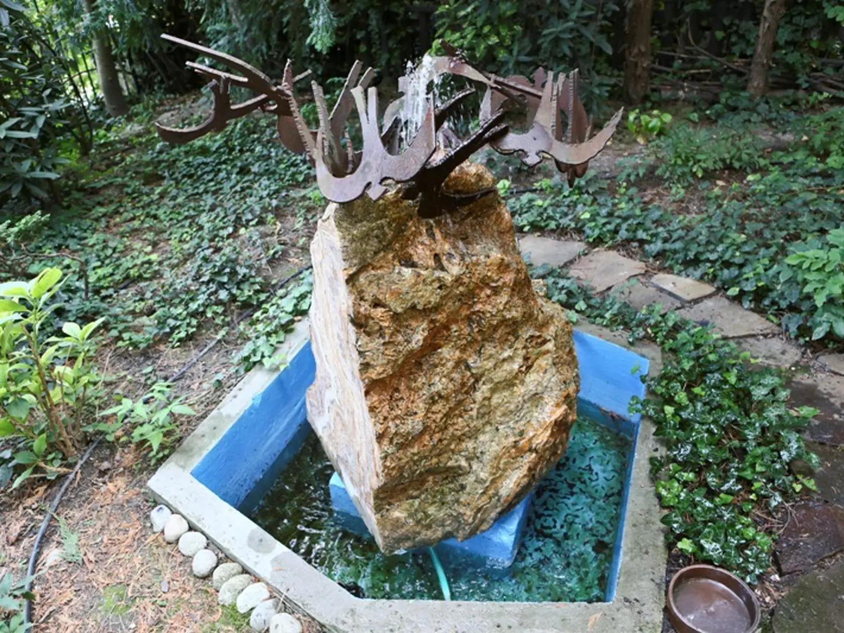 Fontána:
Slúži ako
relax a
zároveň ako
sprcha pre
živé vtáčiky.