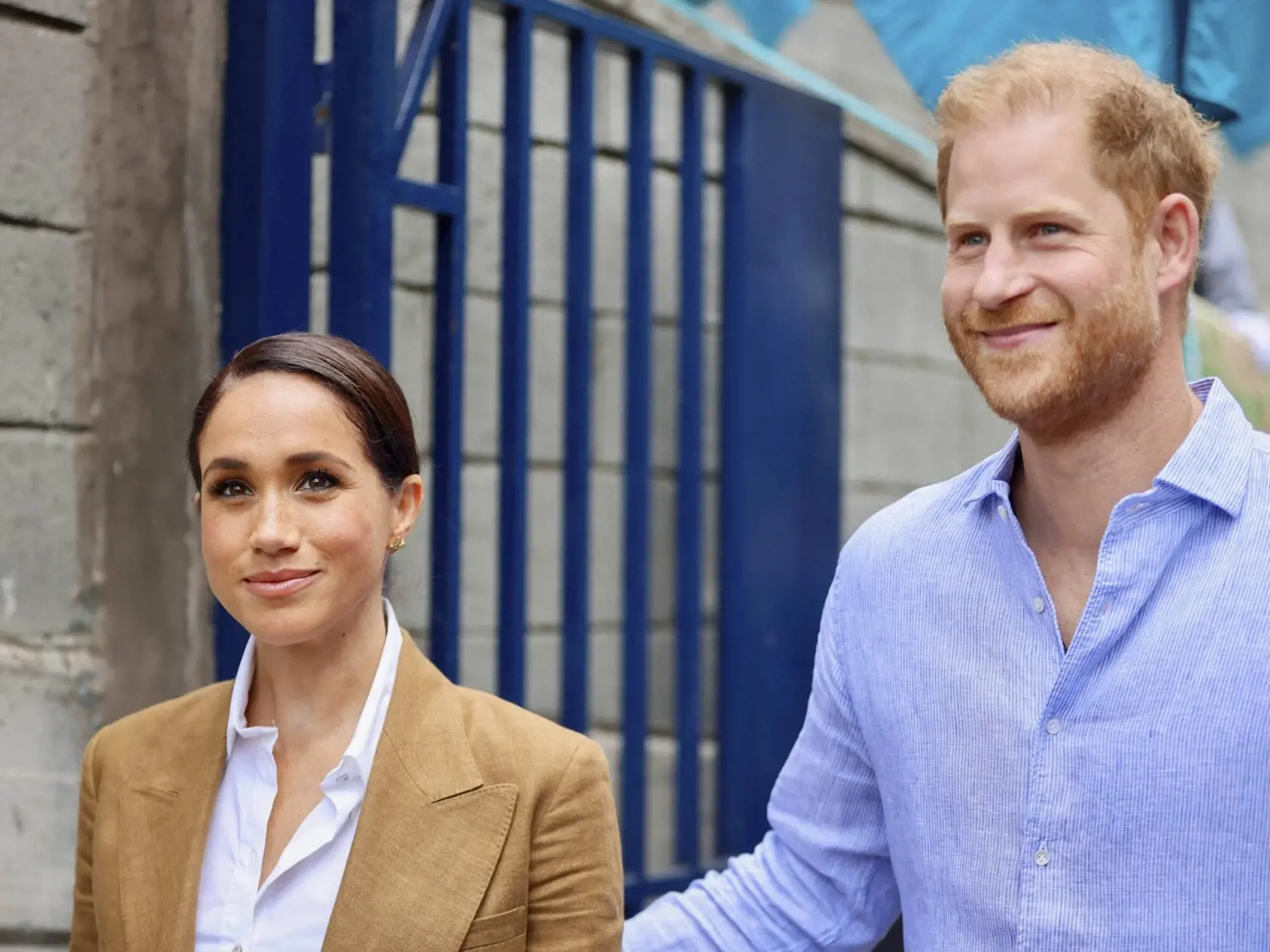 Jeden z dvoranov paláca, ktorý mal pracovať pre vojvodkyňu zo Sussexu, uviedol pre portál TheDailyBeast.com, že bol svedkom toho, ako sa zamestnanci po telefonáte tmavovlásky cítili ako posledný odpad. Ďalšia bývalá asistentka tvrdí, že si „vždy mysleli, že je klasická narcistka“ a bola „milá, keď sa jej všetko darí, ale démon, keď sa situácia otočí“.