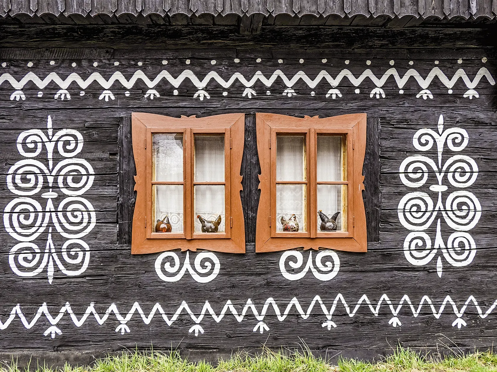 V jedinečných vzoroch je ukrytý ženský princíp vo vodorovnom ukladaní znakov a trpezlivom opakovaní motívov.