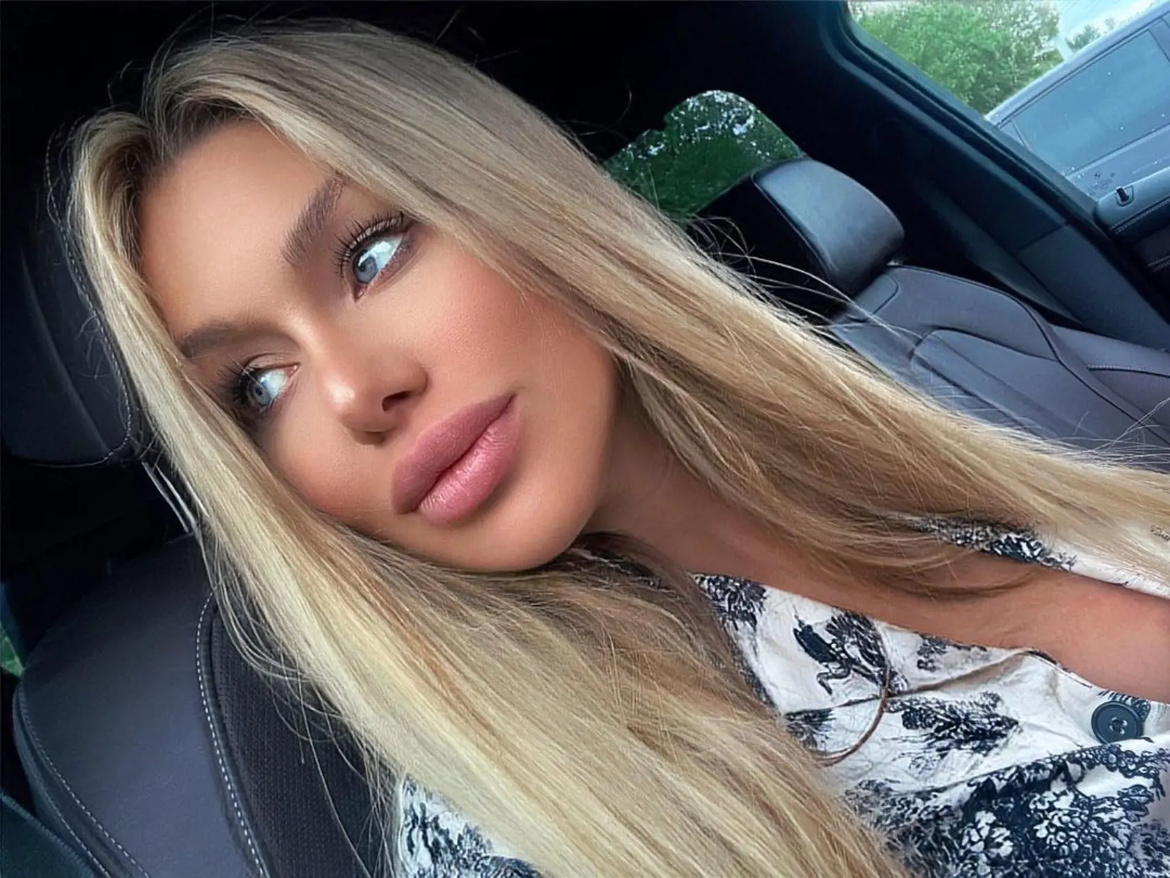 "A čo že mne v práci odtečie plodová voda ?!😅 - napísala Kollárova sexi Laura k fotke.