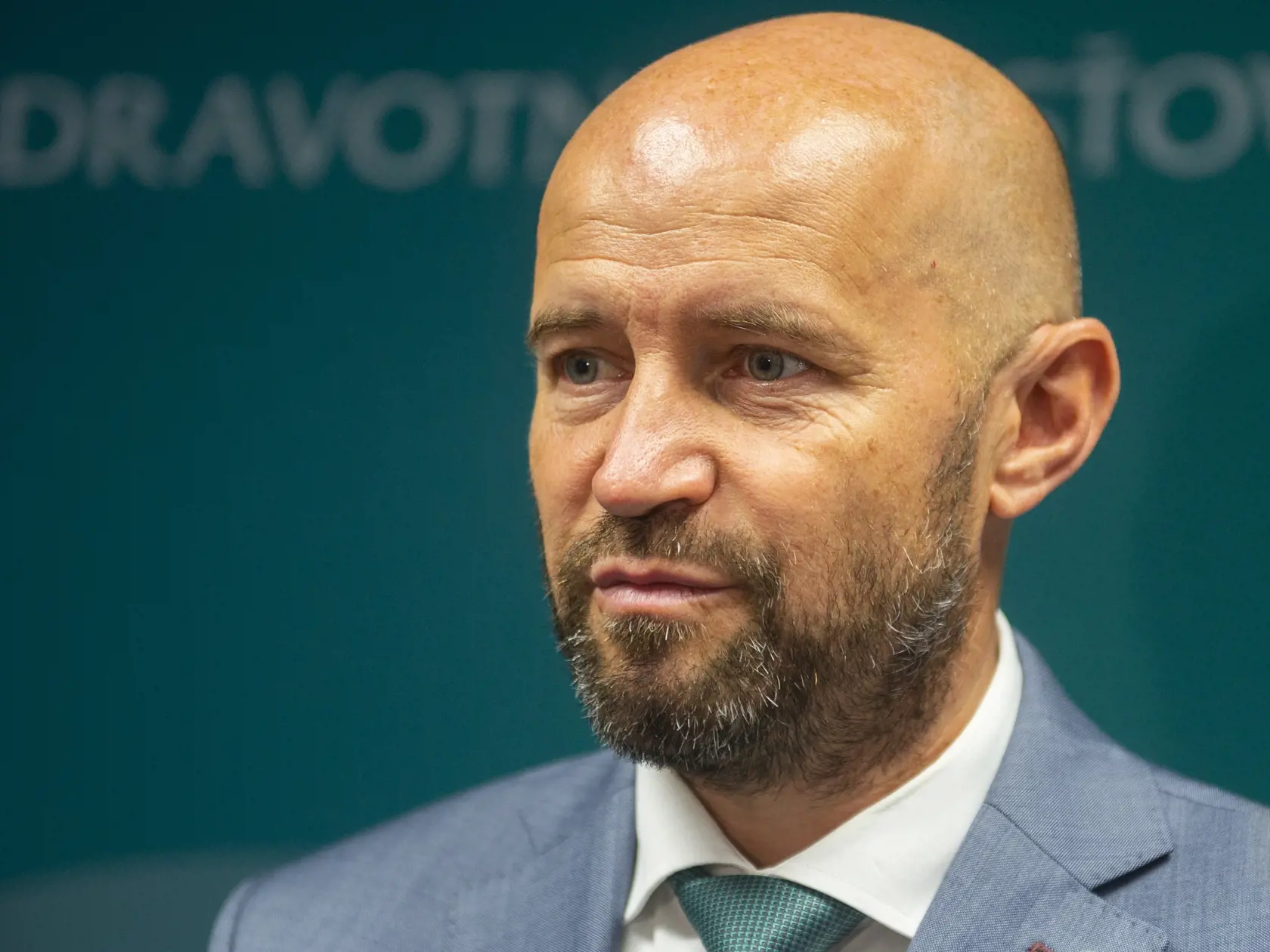 Na snímke riaditeľ Všeobecnej zdravotnej poisťovne (VšZP) Richard Strapko počas tlačovej konferencie VšZP spojenej s mobilným odberom krvi 27. júla 2022 v Bratislave. FOTO TASR - Jakub Kotian