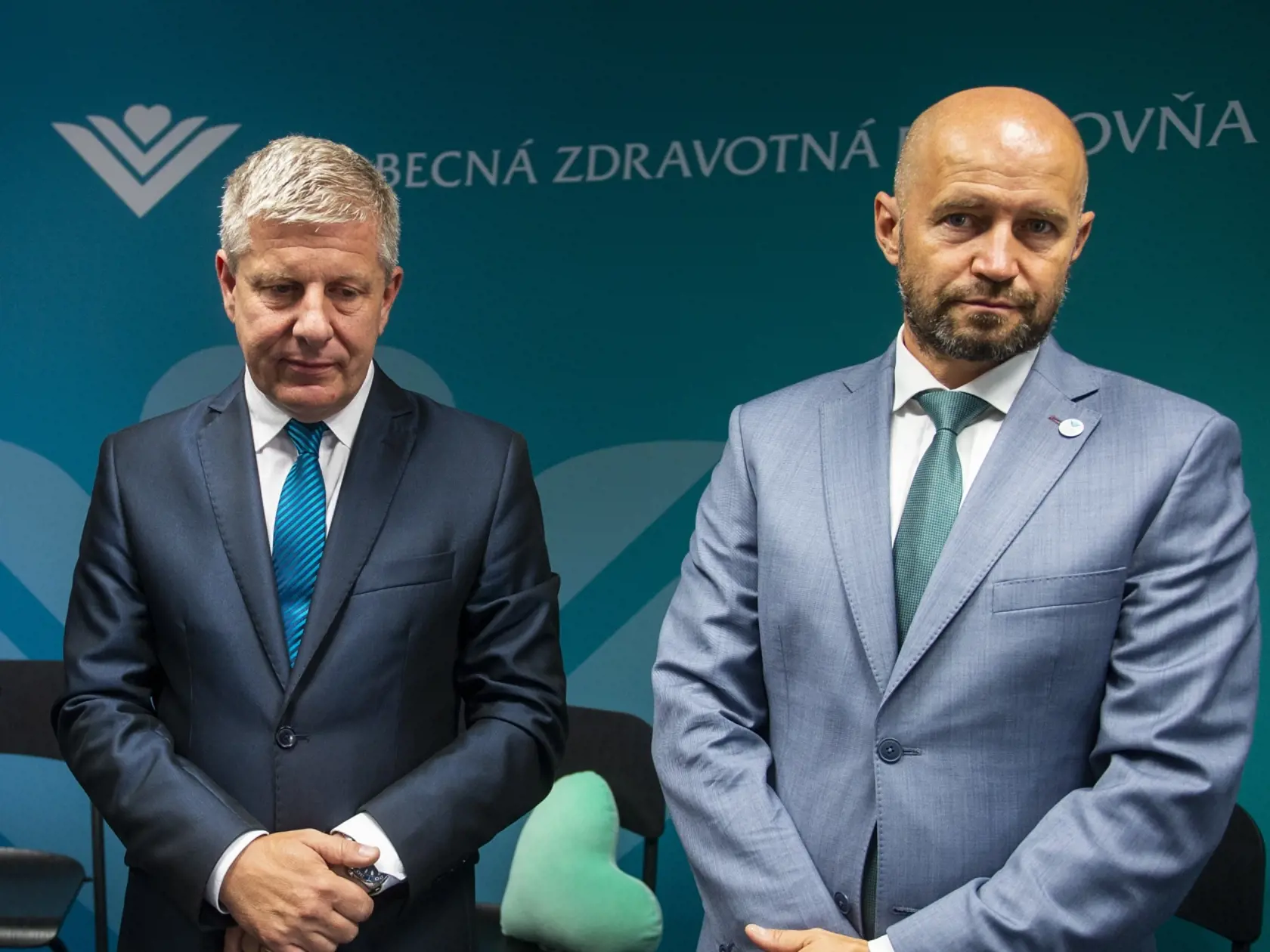 Na snímke zľava riaditeľ Národnej transfúznej služby (NTS) Ivan Oleár, minister zdravotníctva SR Vladimír Lengvarský (nominant OĽaNO) a riaditeľ Všeobecnej zdravotnej poisťovne (VšZP) Richard Strapko počas tlačovej konferencie VšZP spojenej s mobilným odberom krvi 27. júla 2022 v Bratislave. FOTO TASR - Jakub Kotian