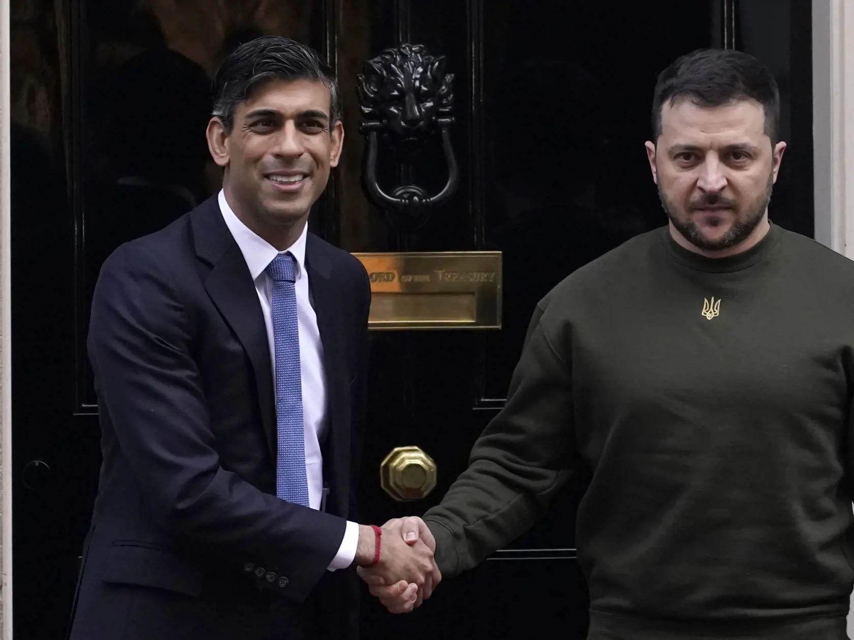 WA 42 Londýn - Ukrajinský prezident Volodymyr Zelenskyj (vpravo) a britský premiér Rishi Sunak pózujú na Downing Street 10 v Londýne v stredu 8. februára 2023.  Ide o Zelenského prvú návštevu v Británii od začiatku invázie Ruska na Ukrajinu. Britská vláda o nej informovala v stredu ráno.  Najvyšší ukrajinský predstaviteľ absolvuje aj audienciu u britského kráľa Karola III., prihovorí sa k britskému parlamentu, uviedla vo vyhlásení britská vláda. Stretne sa i s ukrajinskými vojakmi, ktorí sa cvič
