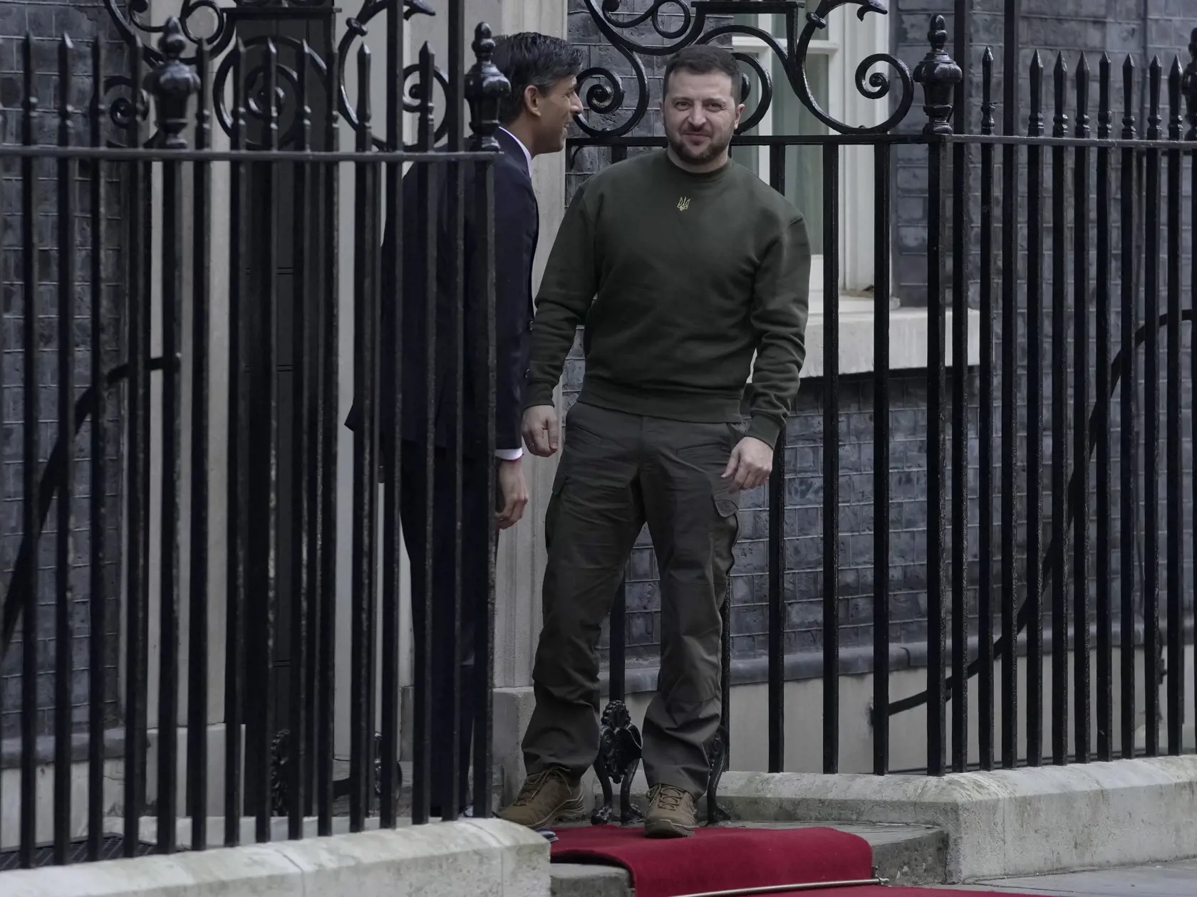 WA 43 Londýn - Ukrajinský prezident Volodymyr Zelenskyj (vpravo) a britský premiér Rishi Sunak sa vítajú na Downing Street 10 v Londýne v stredu 8. februára 2023.  Ide o Zelenského prvú návštevu v Británii od začiatku invázie Ruska na Ukrajinu. Britská vláda o nej informovala v stredu ráno.  Najvyšší ukrajinský predstaviteľ absolvuje aj audienciu u britského kráľa Karola III., prihovorí sa k britskému parlamentu, uviedla vo vyhlásení britská vláda. Stretne sa i s ukrajinskými vojakmi, ktorí sa c