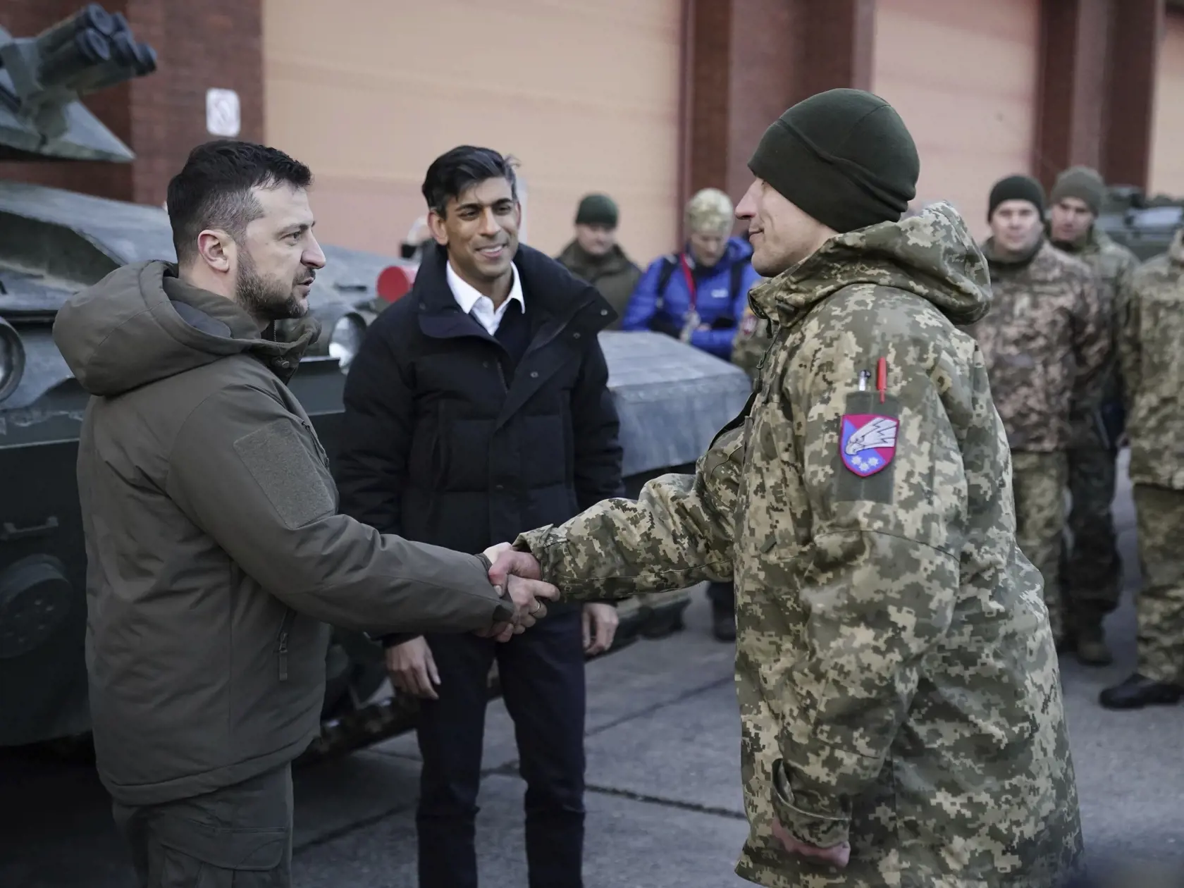 KK29 Dorset - Britský premiér Rishi Sunak (uprostred) a ukrajinský prezident Volodymyr Zelenskyj počas stretnutia s ukrajinskými vojakmi, ktorí sú cvičení na ovládanie tankov Challenger 2, v stredu 8. februára 2023 v britskom Dorsete. FOTO TASR/AP
British Prime Minister Rishi Sunak and Ukrainian President Volodymyr Zelenskyy meet Ukrainian troops being trained to command Challenger 2 tanks at a military facility in Lulworth, Dorset, England, Wednesday Feb. 8, 2023. (Andrew Matthews/Pool via AP)