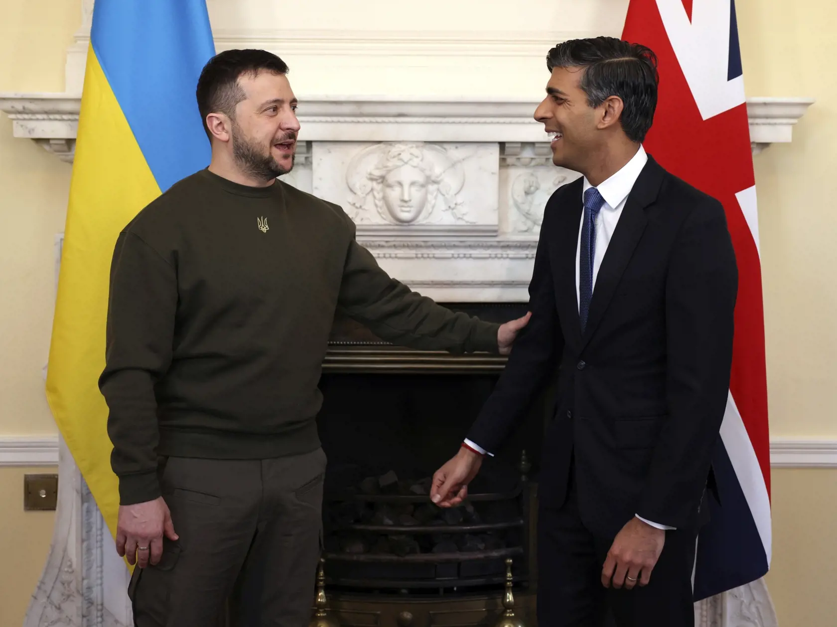WA 51 Londýn - Ukrajinský prezident Volodymyr Zelenskyj (vľavo) a britský premiér Rishi Sunak sa usmievajú na Downing Street 10 v Londýne v stredu 8. februára 2023. Ide o Zelenského prvú návštevu v Británii od začiatku invázie Ruska na Ukrajinu. Britská vláda o nej informovala v stredu ráno.  Najvyšší ukrajinský predstaviteľ absolvuje aj audienciu u britského kráľa Karola III., prihovorí sa k britskému parlamentu, uviedla vo vyhlásení britská vláda. Stretne sa i s ukrajinskými vojakmi, ktorí sa 