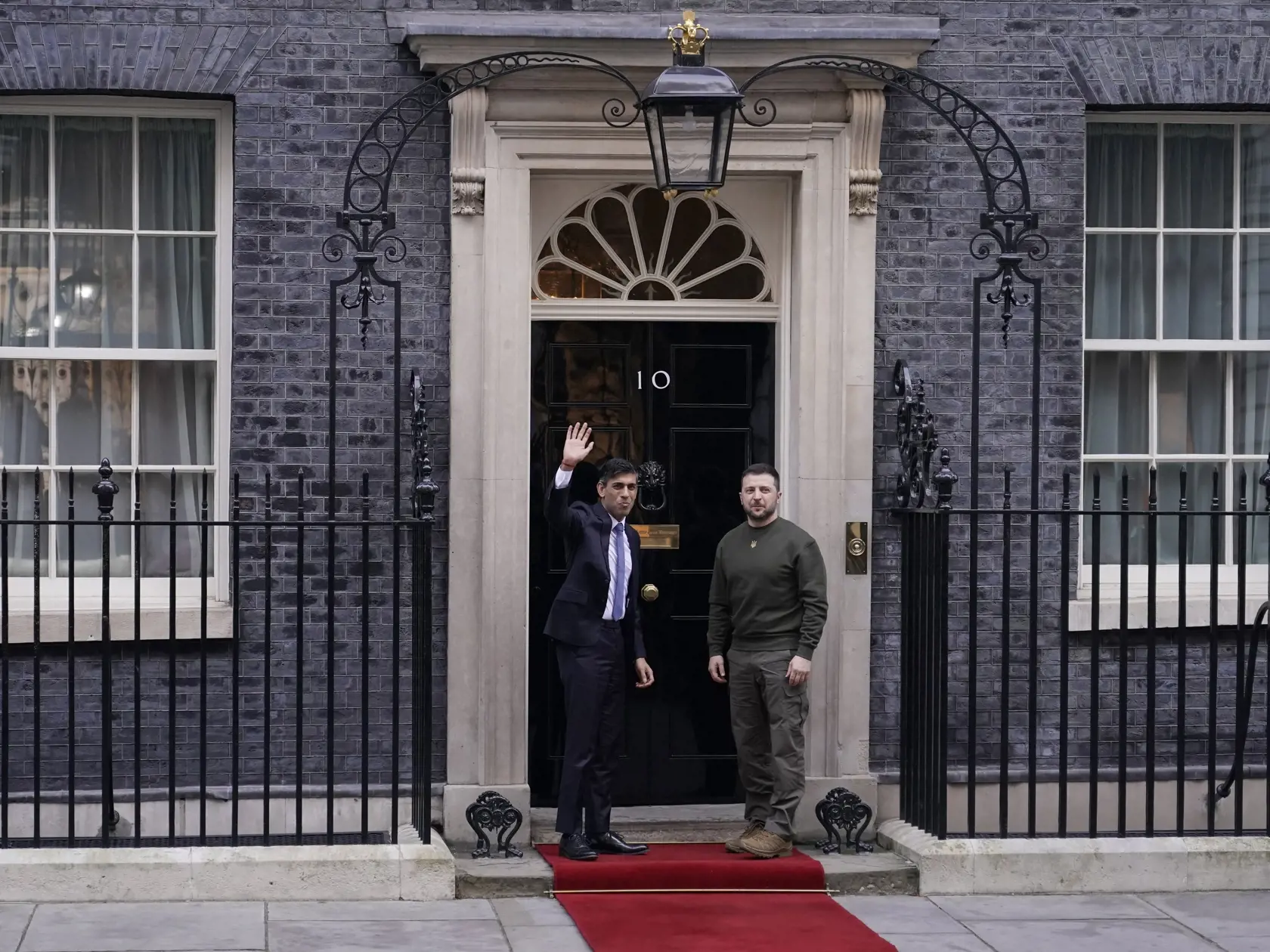WA 41 Londýn - Ukrajinský prezident Volodymyr Zelenskyj (vpravo) a britský premiér Rishi Sunak pózujú na Downing Street 10 v Londýne v stredu 8. februára 2023.   Ide o Zelenského prvú návštevu v Británii od začiatku invázie Ruska na Ukrajinu. Britská vláda o nej informovala v stredu ráno.  Najvyšší ukrajinský predstaviteľ absolvuje aj audienciu u britského kráľa Karola III., prihovorí sa k britskému parlamentu, uviedla vo vyhlásení britská vláda. Stretne sa i s ukrajinskými vojakmi, ktorí sa cvi