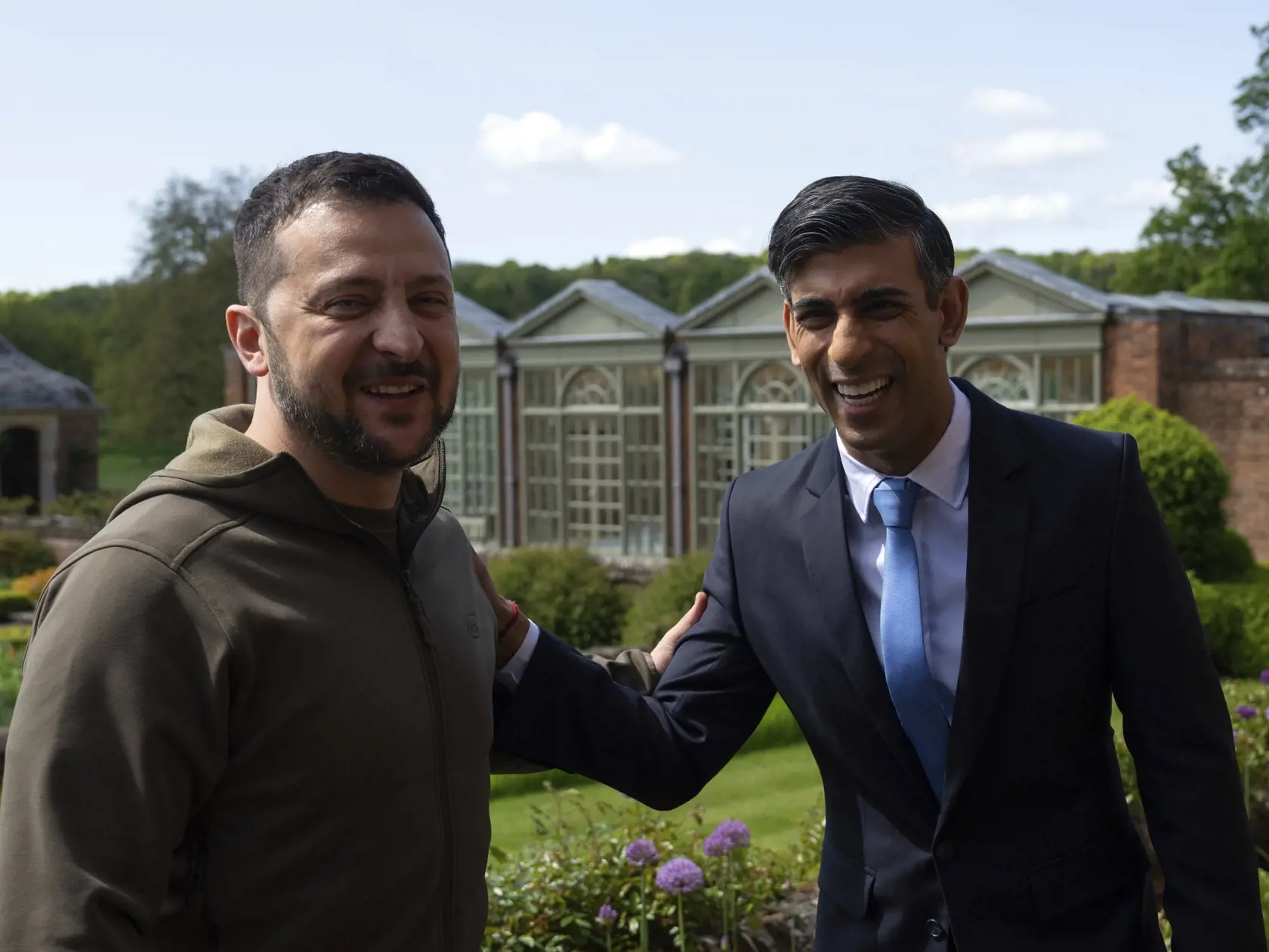 WA 38 Aylesbury - Ukrajinský prezident Volodymyr Zelenskyj (vľavo) a britský premiér Rishi Sunak sa usmievajú po tlačovej konferencii vo vidieckom sídle britských premiérov Chequers v meste Aylesbury v pondelok 15. mája 2023. FOTO TASR/AP 


Britain's Prime Minister Rishi Sunak, right, and Ukraine's President Volodymyr Zelenskyy, laugh after a press conference in the garden at Chequers, the prime minister's official country residence, in Aylesbury, England, Monday, May 15, 2023. Zelenskyy was in