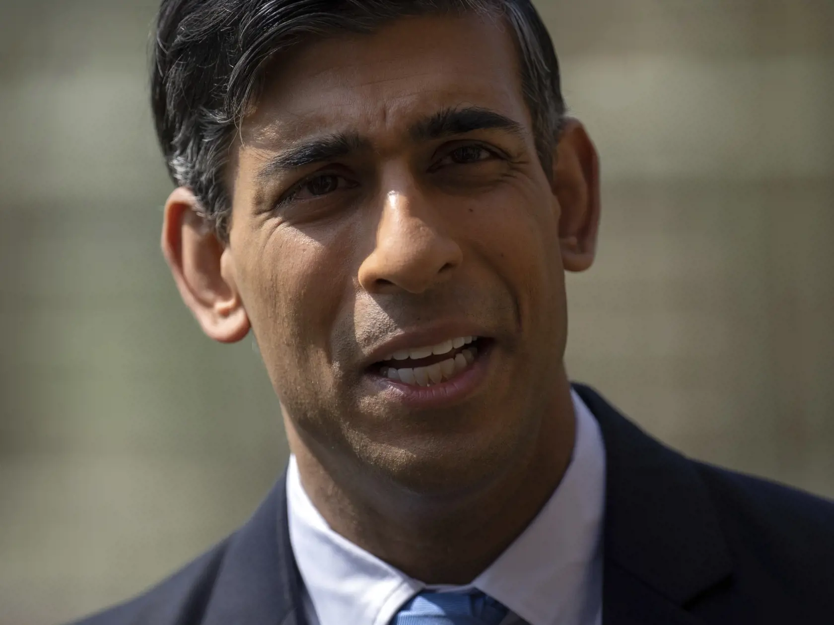 WA 43 Aylesbury - Britský premiér Rishi Sunak počas spoločnej tlačovej konferencie s ukrajinským prezidentom Volodymyrom Zelenským vo vidieckom sídle britských premiérov Chequers v meste Aylesbury v pondelok 15. mája 2023. FOTO TASR/AP 


Britain's Prime Minister, Rishi Sunak, speaks during a press conference with Ukraine's President, Volodymyr Zelenskyy in the garden at Chequers, the prime minister's official country residence, in Aylesbury, England, Monday, May 15, 2023. Zelenskyy was in Brita