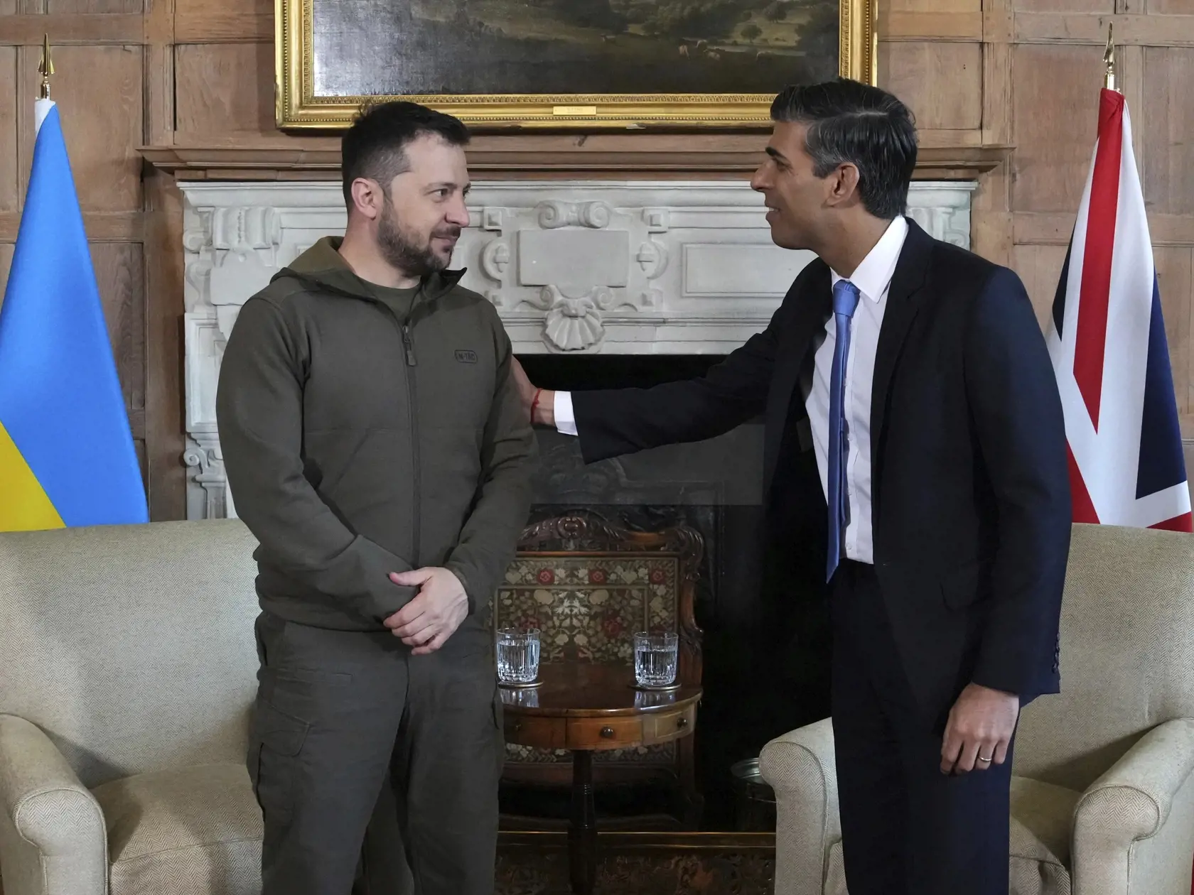 WA 45 Aylesbury - Ukrajinský prezident Volodymyr Zelenskyj (vľavo) a britský premiér Rishi Sunak sa usmievajú pred bilaterálnym rokovaním vo vidieckom sídle britských premiérov Chequers v meste Aylesbury v pondelok 15. mája 2023. FOTO TASR/AP 


Britain's Prime Minister, Rishi Sunak, right, chats with Ukraine's President, Volodymyr Zelenskyy, ahead of a bilateral meeting at Chequers, the prime minister's official country residence, in Aylesbury, England, Monday, May 15, 2023. Zelenskyy was in Br