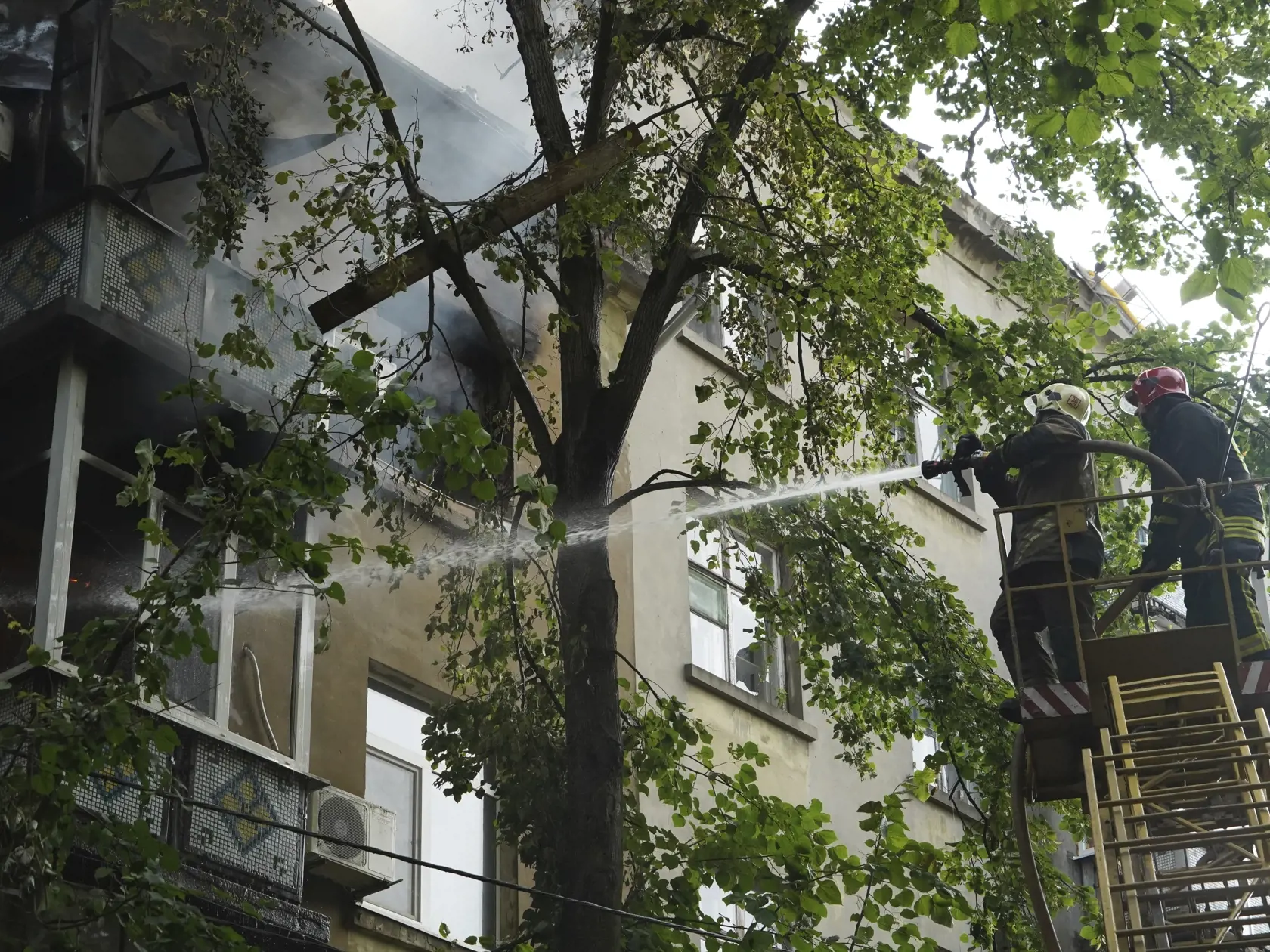 KK54 Sumy - Na snímke hasiči likvidujú požiar v obytnej budove po ruskom útoku na obytnú štvrť v ukrajinskom meste Sumy 3. júla 2023. FOTO TASR/AP
Firefighters extinguish the fire at an apartment building after a Russian attack in Sumy, Ukraine, Monday, July 3, 2023. (AP Photo/Andrii Marienko)
