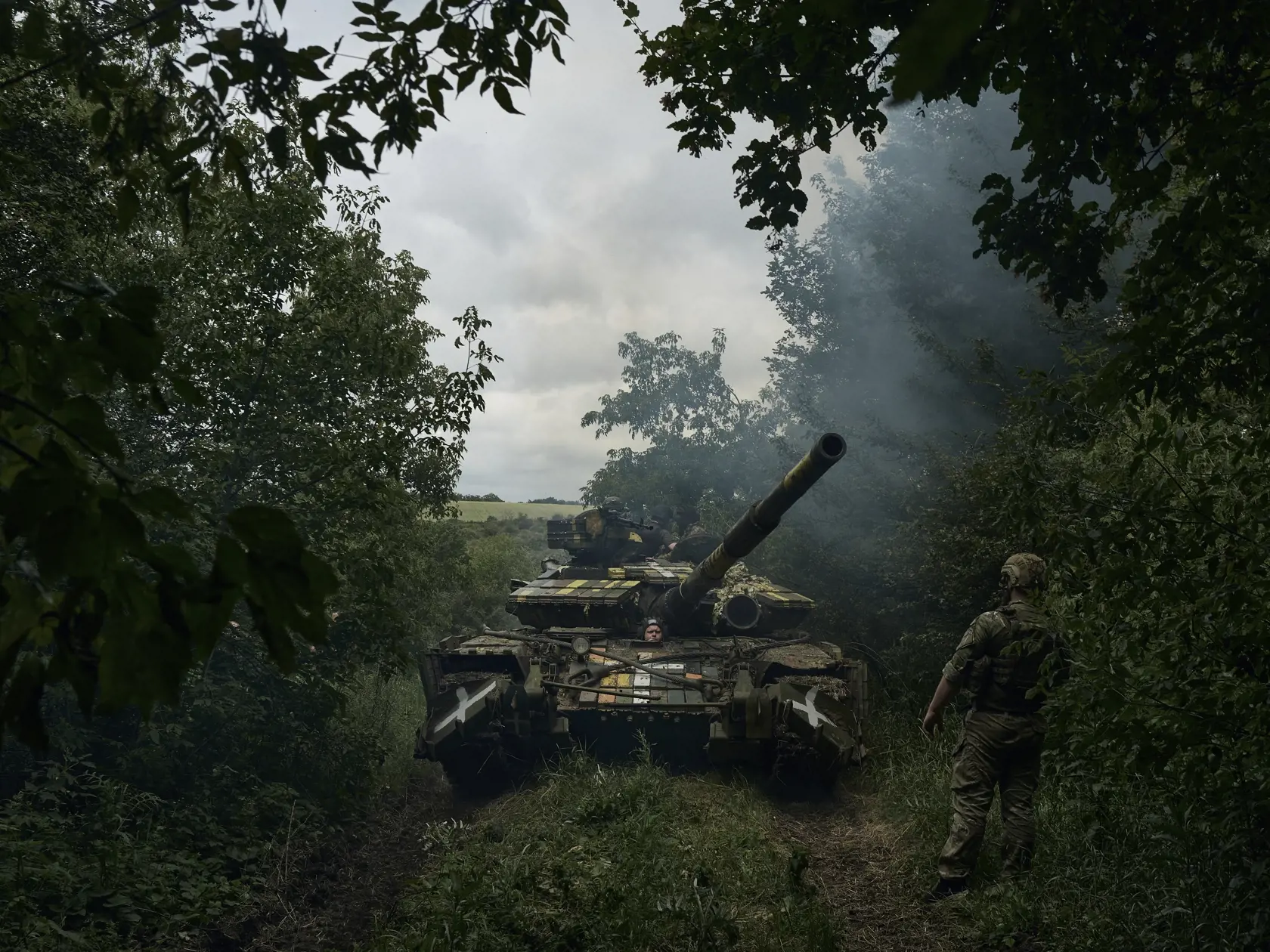 WA 36 Bachmut - Ukrajinský tank jazdí na fronte pri meste Bachmut v Doneckej oblasti na východe Ukrajiny v sobotu 17. júna 2023. FOTO TASR/DPA

A Ukrainian tank rides along the road towards position near Bakhmut, Donetsk region, Ukraine, Saturday, June 17, 2023. (AP Photo/Libkos)