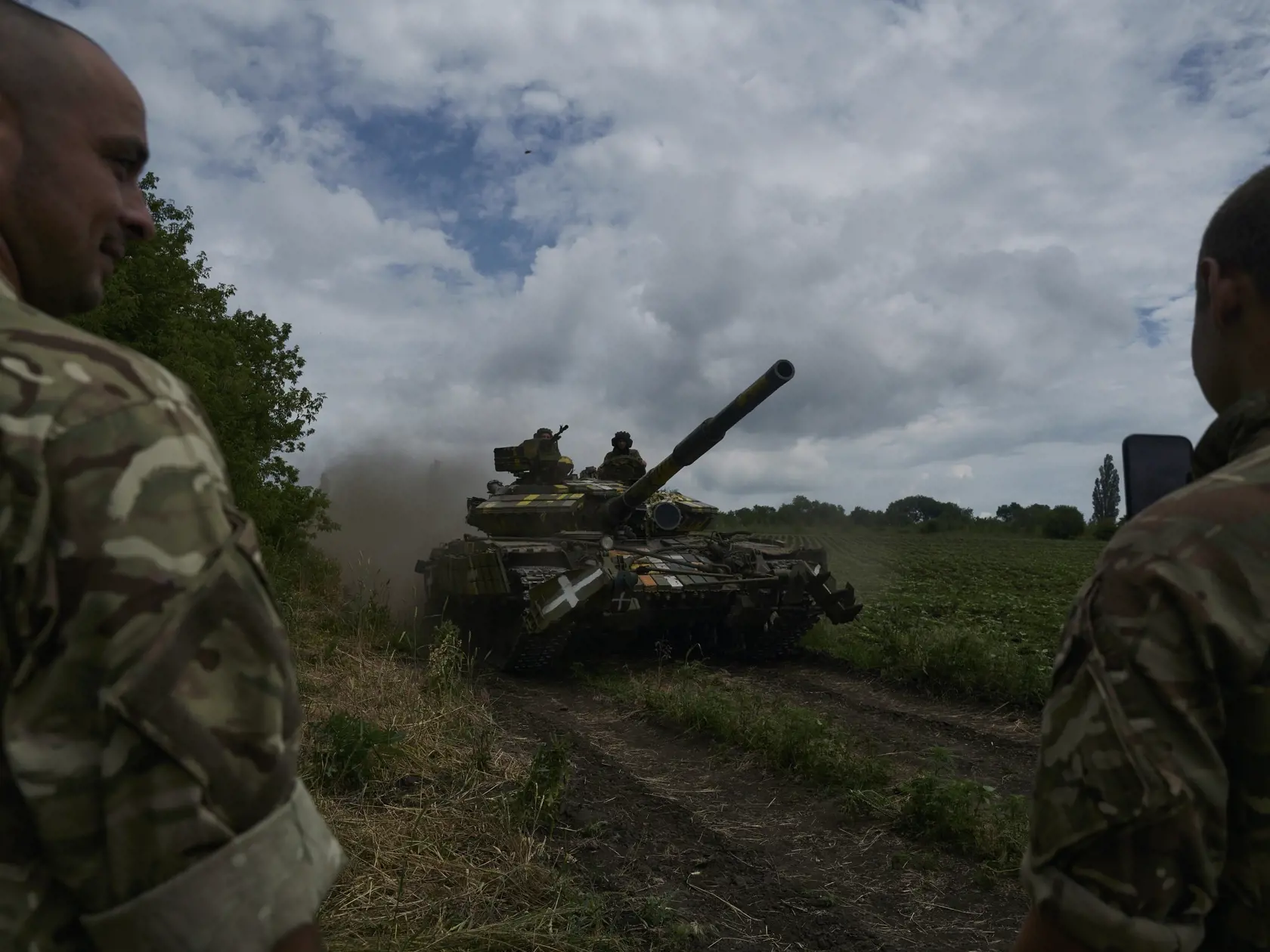 WA 23 Bachmut - Ukrajinskí vojaci riadia tank neďaleko mesta Bachmut v Doneckej oblasti na východe Ukrajiny v sobotu 17. júna 2023. FOTO TASR/AP

Ukrainian soldiers on a tank ride along the road towards their positions near Bakhmut, Donetsk region, Ukraine, Saturday, June 17, 2023. (AP Photo/Libkos)