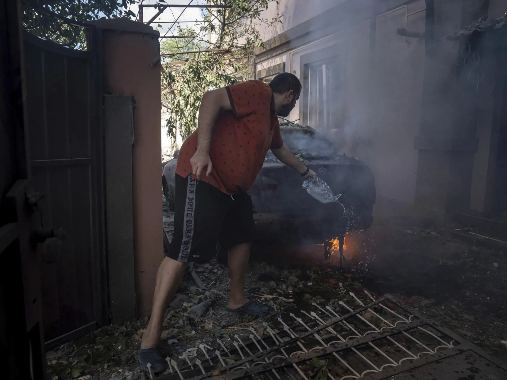 WA 16 Cherson - Miestny obyvateľ hasí svoje auto  v obytnej štvrti v ukrajinskom meste Cherson po ostreľovaní ruskej armády v sobotu 1. júla 2023. FOTO TASR/AP 

A local man puts out a fire his car after a Russian shelling in a residential neighbourhood, in Kherson, Ukraine, Saturday, July 1, 2023. (AP Photo/Evgeniy Maloletka)