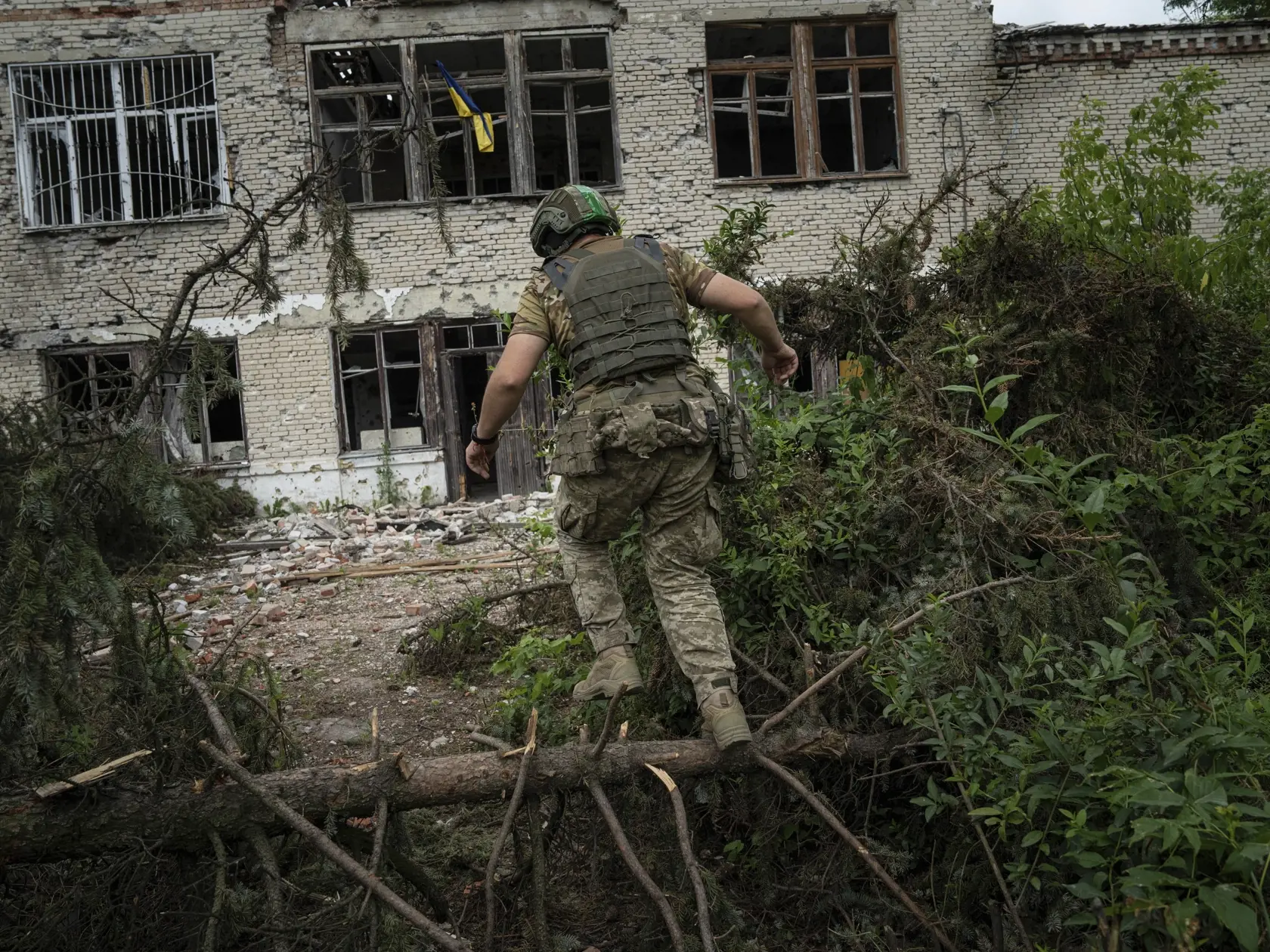 WA 34 Blahodatne - Ukrajinský vojak 68. zásahovej brigády Oleksa Dovbuša beží v nedávno oslobodenej ukrajinskej obci Blahodatne v sobotu 17. júna 2023. FOTO TASR/AP



A Ukrainian serviceman of the 68th Oleksa Dovbush hunting brigade runs to his position in the recently retaken village of Blahodatne, Ukraine, Saturday, June 17, 2023. (AP Photo/Evgeniy Maloletka)