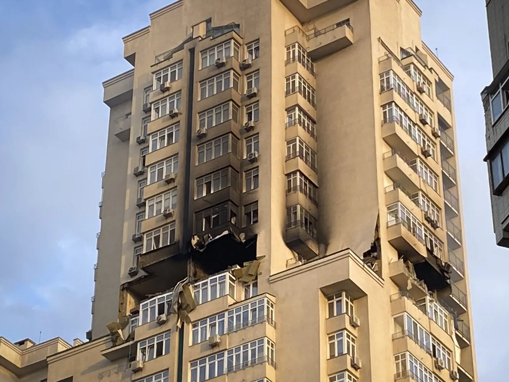 EBE 2 Kyjev - Ukrajina v noci na sobotu čelila ďalším ruským raketovým útokom. Kyjevská protivzdušná obrana zostrelila raketu, ktorej úlomky zasiahli bytový dom (na snímke) a na mieste vypukol požiar v sobotu 24. júna 2023. FOTO TASR/AP

A multi-story apartment building is seen damaged following a Russian attack in Kyiv, Ukraine, Saturday, June 24, 2023. Russian missile attack killed and injured some people when falling debris caused a fire on several floors of a 24-story apartment building in a