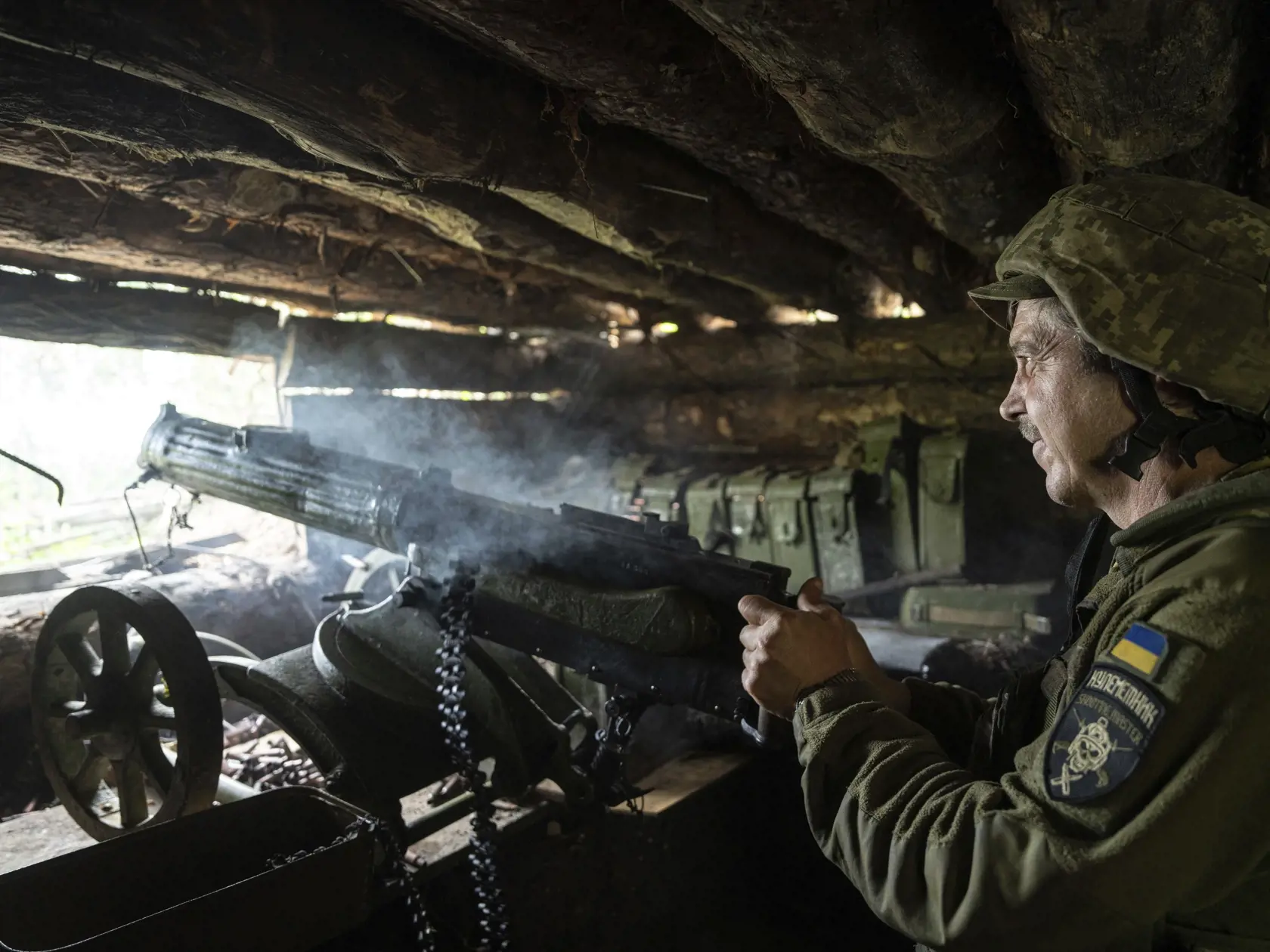WA 21 Avdijivka - Ukrajinskí vojaci z 28. brigády strieľajú na ruské pozície v Doneckej oblasti na východe Ukrajiny v utorok 20. júna 2023. FOTO TASR/AP 

A Ukrainian serviceman of 28th brigade shoots a Maxim gun towards Russian positions at the frontline in Donetsk region, Ukraine, Wednesday, June 21, 2023. (AP Photo/Evgeniy Maloletka)