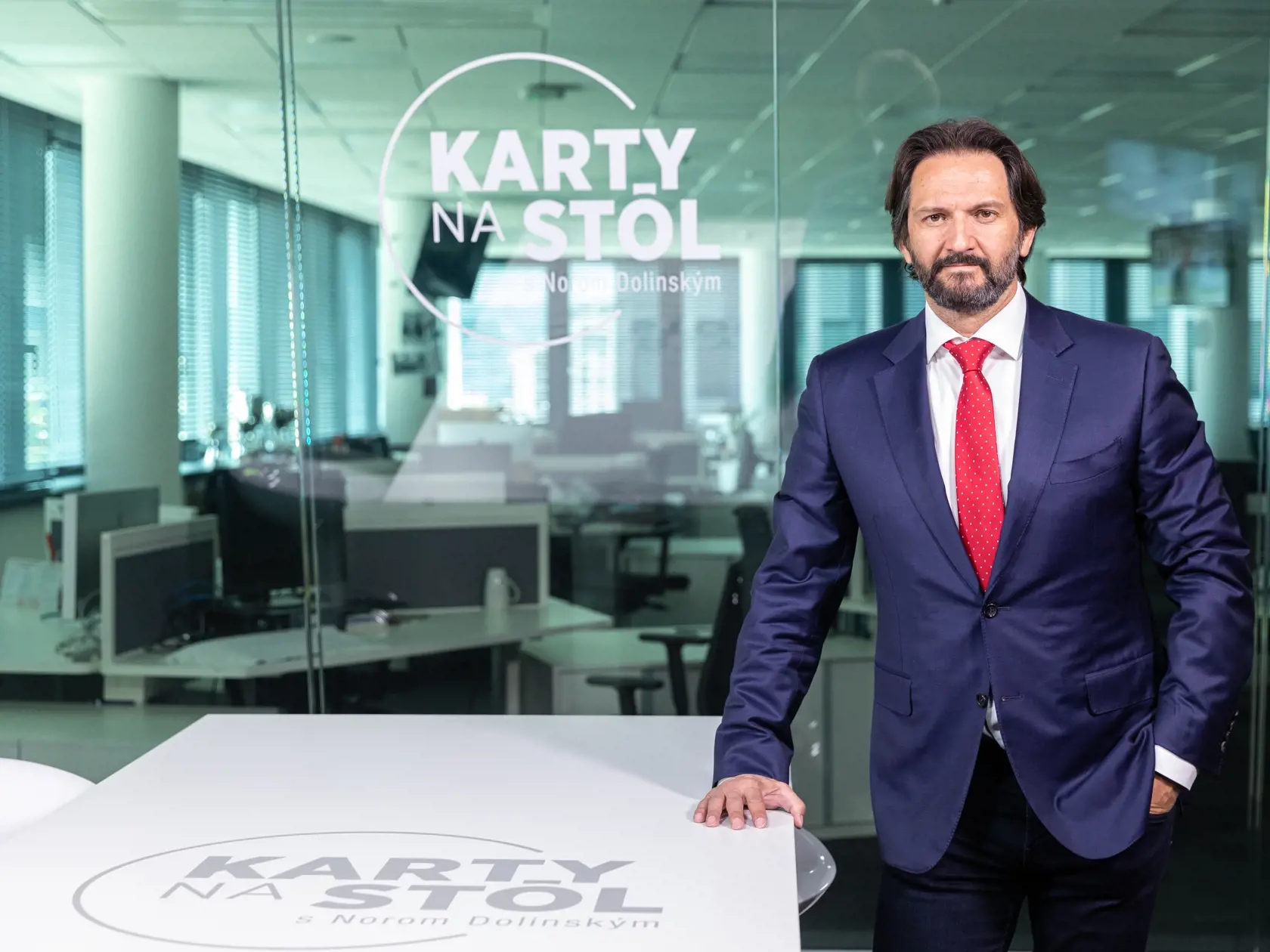 Robert Kaliňák - bývalý slovenský politik, poslanec NR SR, podpredseda strany SMER – sociálna demokracia, bývalý podnikateľ, podpredseda vlády a minister vnútra.