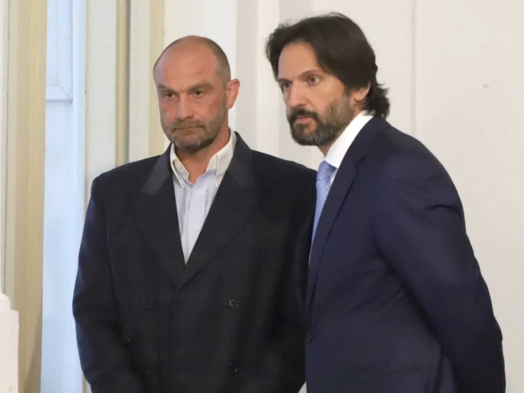 Na banskobystrickom pracovisku Špecializovaného trestného súdu (ŠTS) prebieha proces v kauze Dobytkár. Obžaloba má 257 strán, podaná bola na osem fyzických a päť právnických osôb. Týka sa prevažne korupčnej trestnej činnosti v súvislosti s Pôdohospodárskou platobnou agentúrou (PPA). Na snímke sprava Robert Kaliňák a Norbert Bödör pred pojednávaním na Špecializovanom trestnom súde v Banskej Bystrici 17. mája 2022. FOTO TASR - Ján Krošlák

