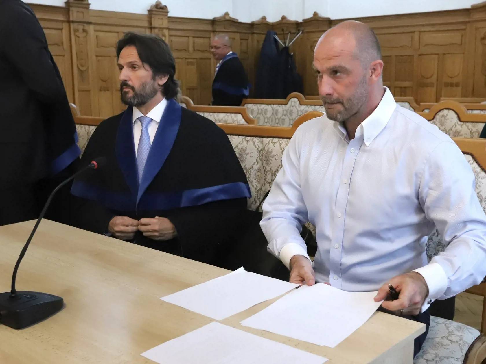 Na banskobystrickom pracovisku Špecializovaného trestného súdu (ŠTS) prebieha proces v kauze Dobytkár. Obžaloba má 257 strán, podaná bola na osem fyzických a päť právnických osôb. Týka sa prevažne korupčnej trestnej činnosti v súvislosti s Pôdohospodárskou platobnou agentúrou (PPA). Na snímke zľava Robert Kaliňák a Norbert Bödör v pojednávacej miestnosti na Špecializovanom trestnom súde v Banskej Bystrici 17. mája 2022.  FOTO TASR - Ján Krošlák

