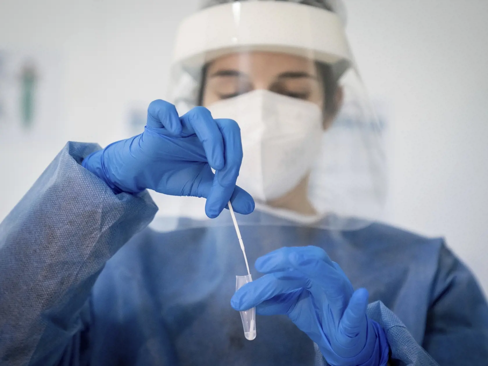 Zdravotníčka drží výter z rýchlotestu počas testovania na ochorenie COVID-19 v Berlíne 18. februára 2021. Európska komisia (EK) vo štvrtok oznámila, že jej Výbor pre zdravotnú bezpečnosť sa dohodol na spoločnom únijnom zozname antigénových rýchlotestov na ochorenie COVID-19. Dohoda sa týka aj výberu antigénových rýchlotestov, pri ktorých si budú členské štáty EÚ vzájomne uznávať ich výsledky a predmetom dohody je aj spoločný štandardizovaný súbor údajov
