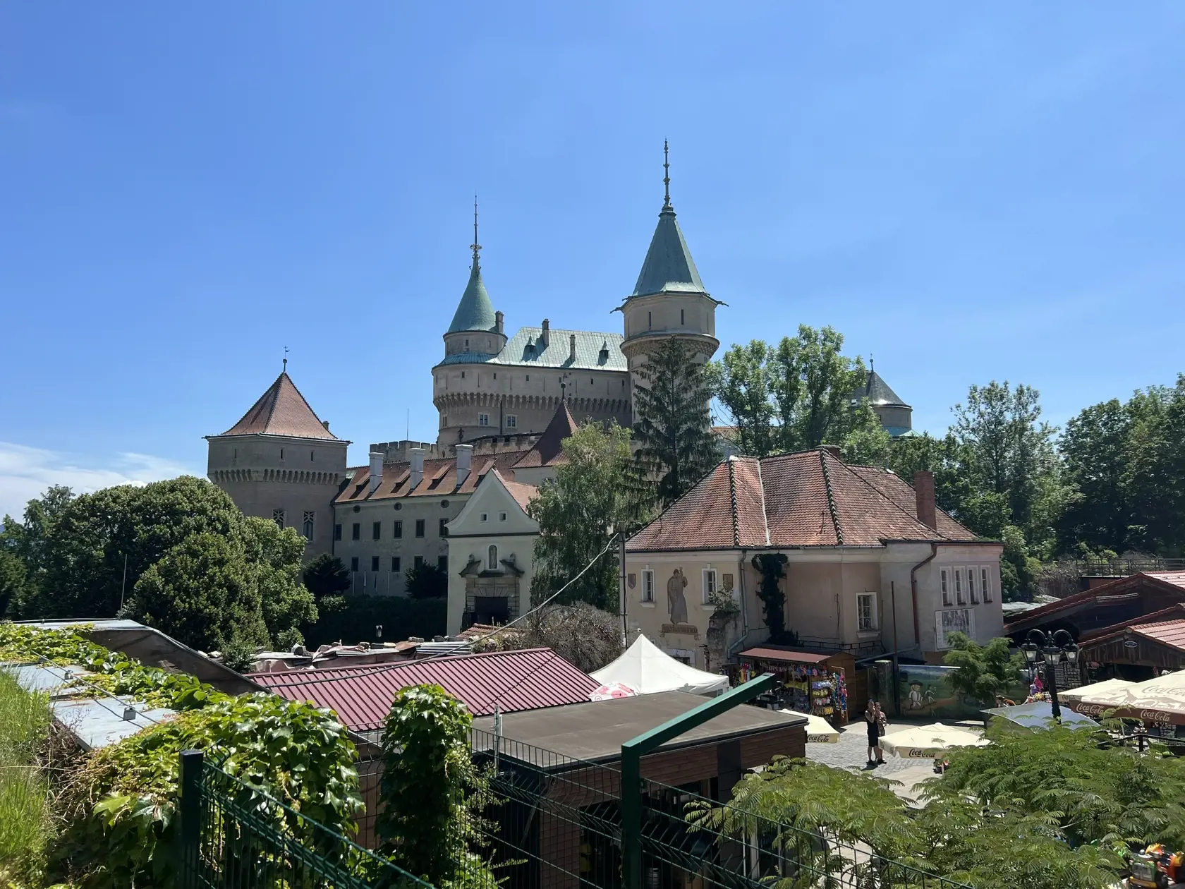 Z ihriska je takýto výhľad na zámok.