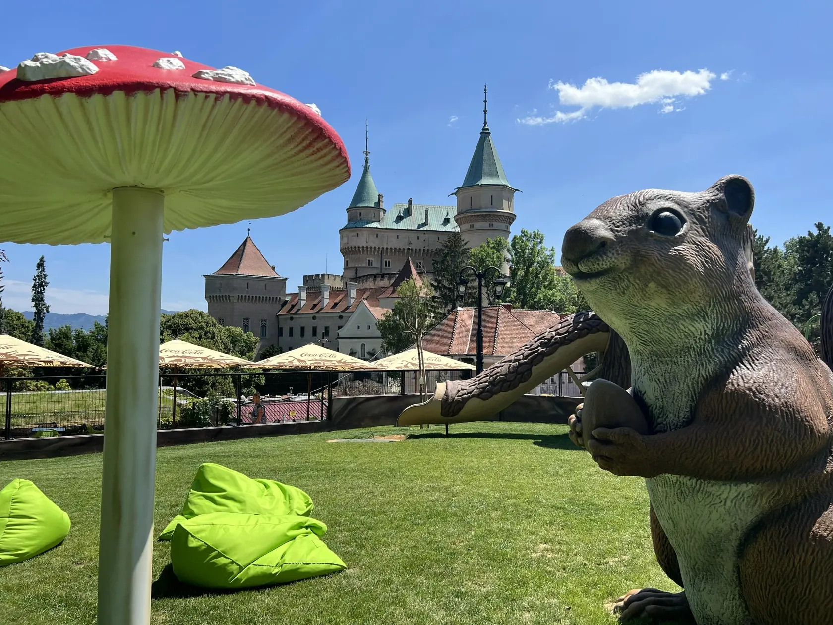 Niektorým ľuďom sa nepáči, že tieto prvky sa nachádzajú len kúsok od zámku a nezapadajú do prostredia.
