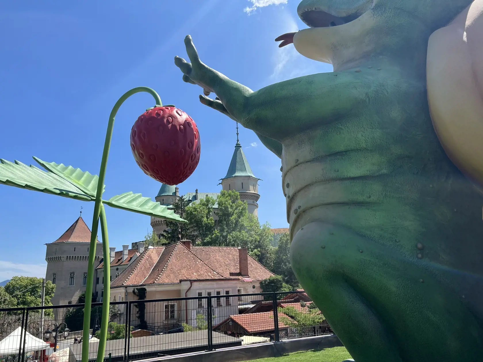 Niektorým ľuďom sa nepáči, že tieto prvky sa nachádzajú len kúsok od zámku a nezapadajú do prostredia.